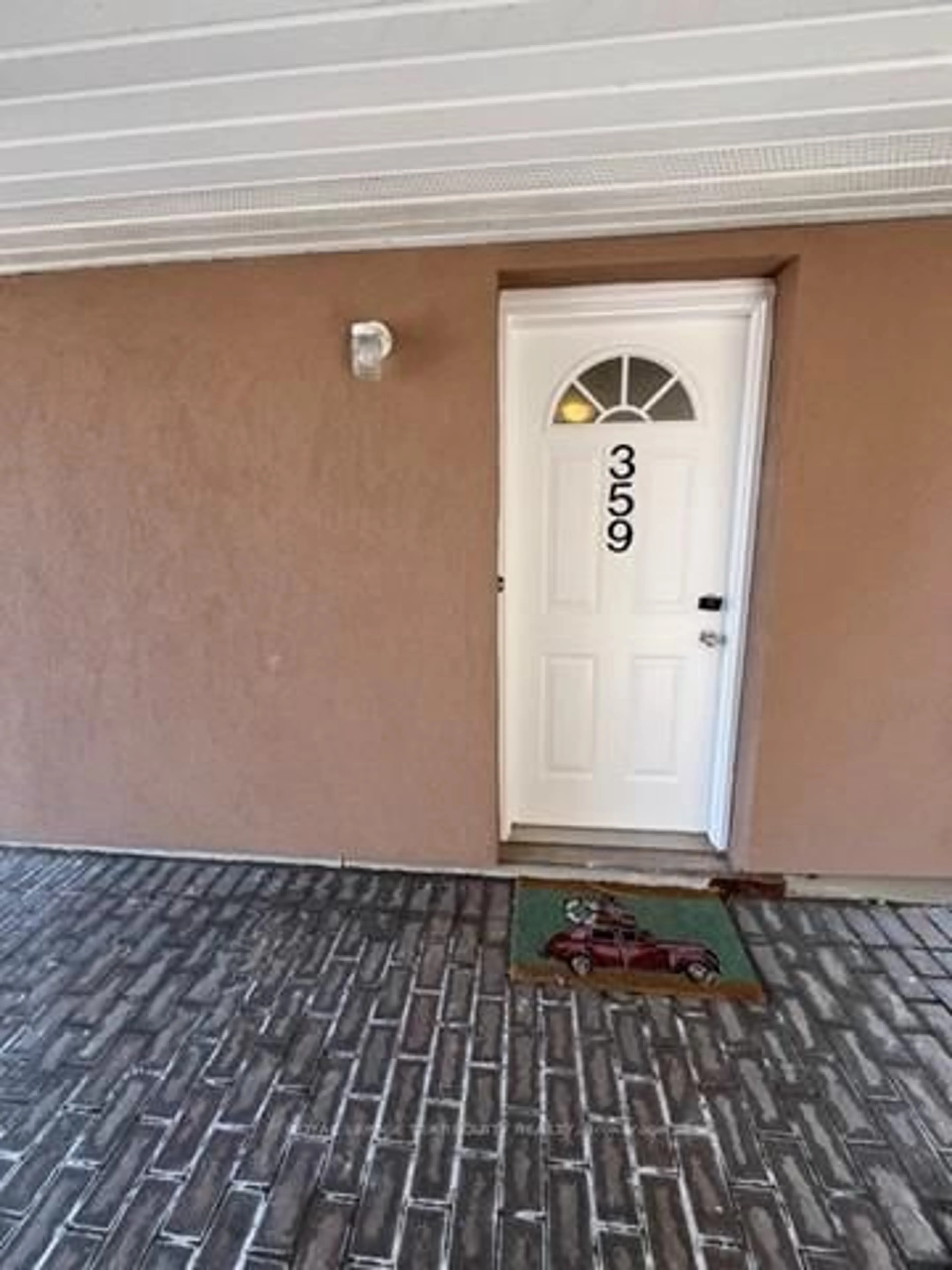 Indoor entryway for 3055 Tomken Rd #359, Mississauga Ontario L4Y 3X9
