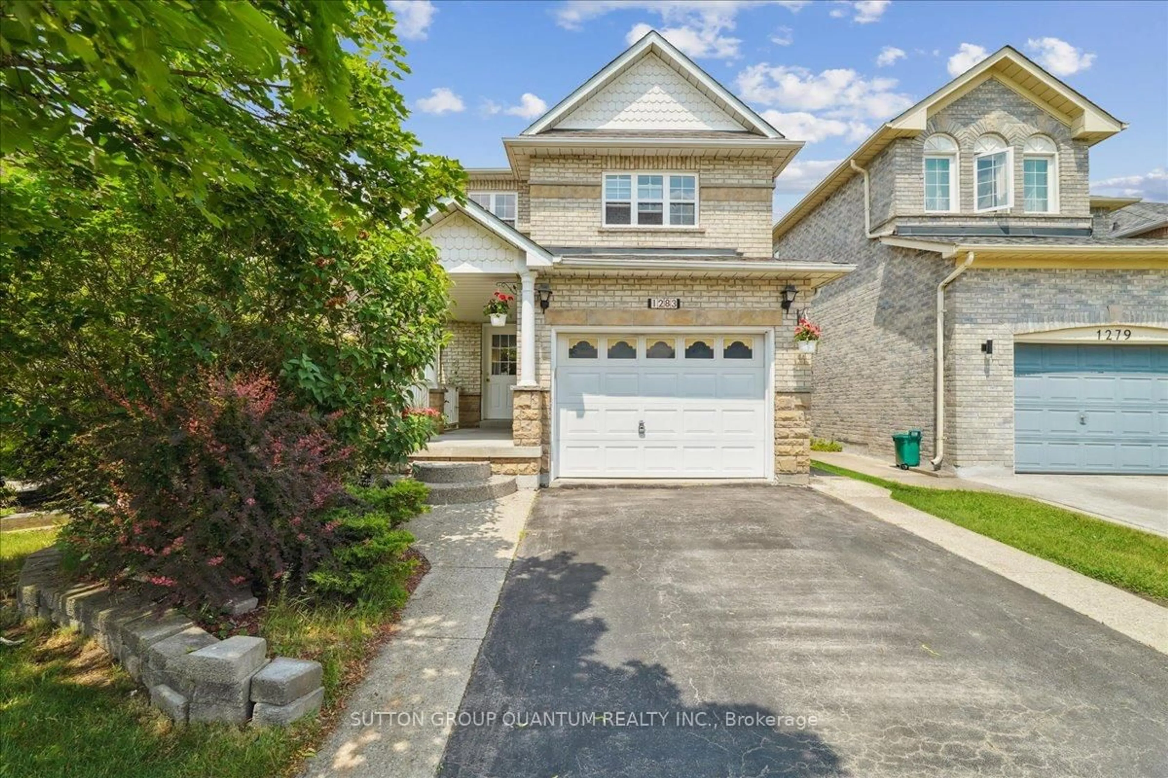 A pic from outside/outdoor area/front of a property/back of a property/a pic from drone, street for 1283 Sandpiper Rd, Oakville Ontario L6M 3V7