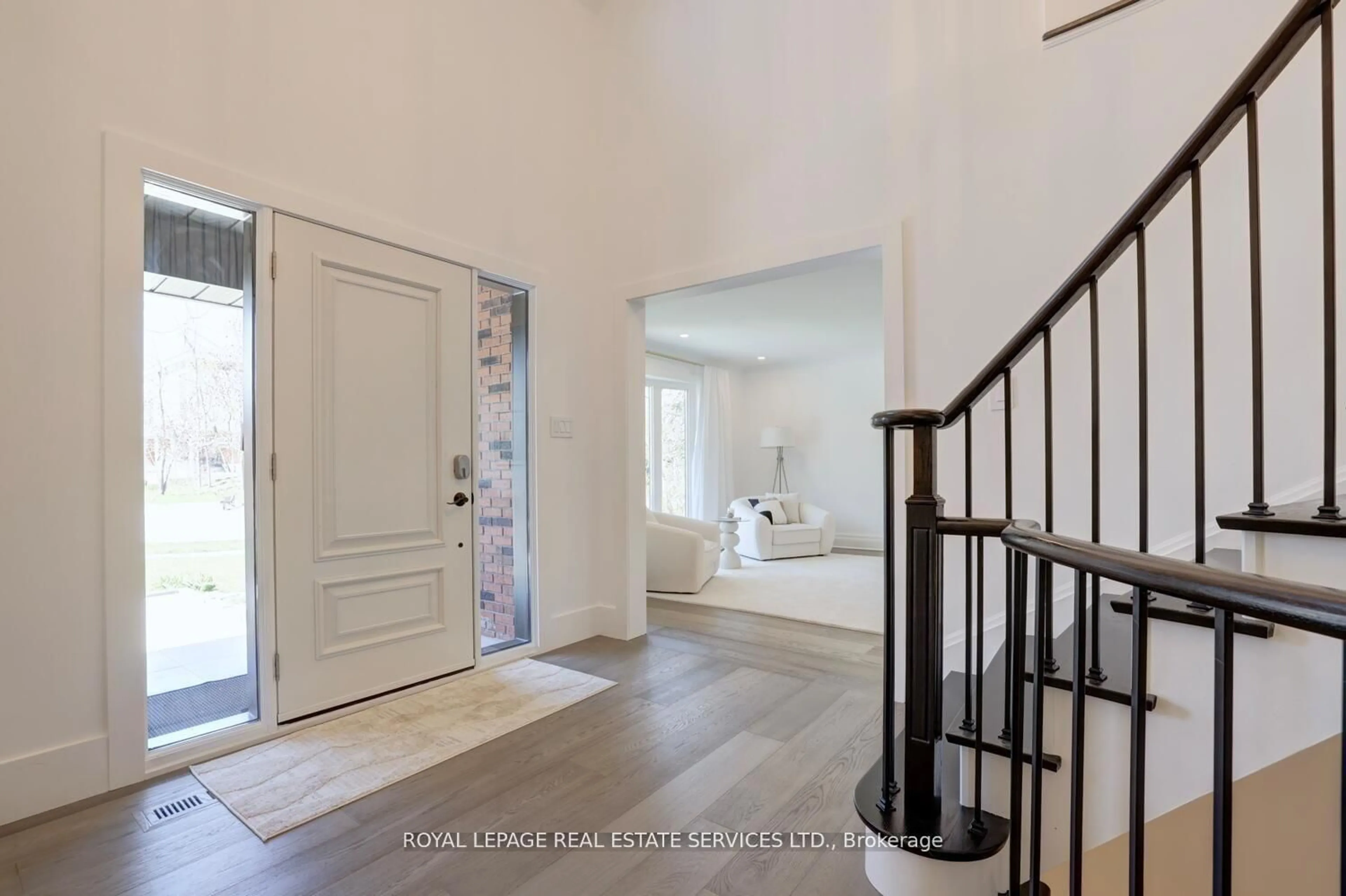 Indoor entryway for 84 Sybella St, Oakville Ontario L6K 2L8