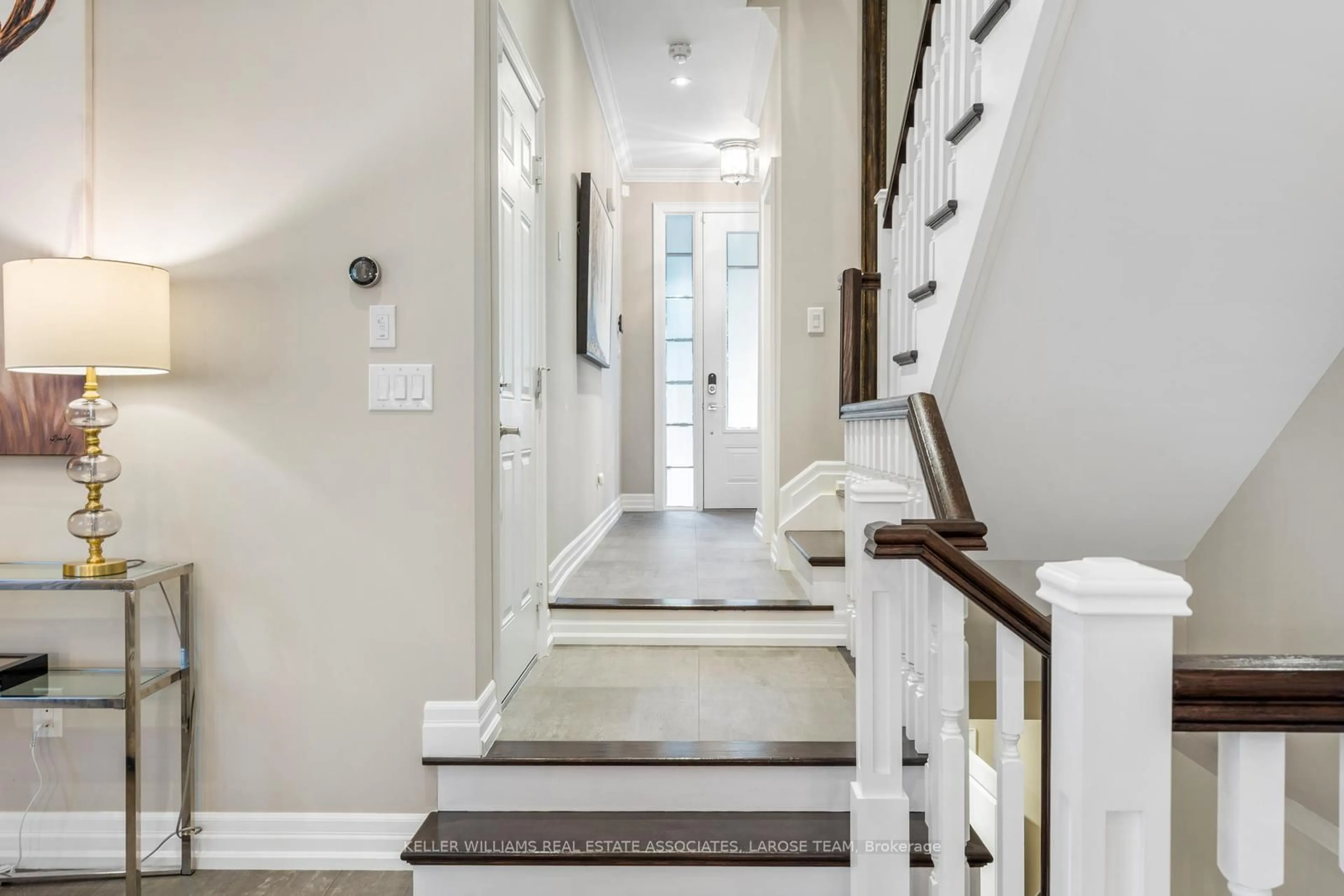 Indoor entryway for 15A Elmwood Ave, Mississauga Ontario L5G 3J8