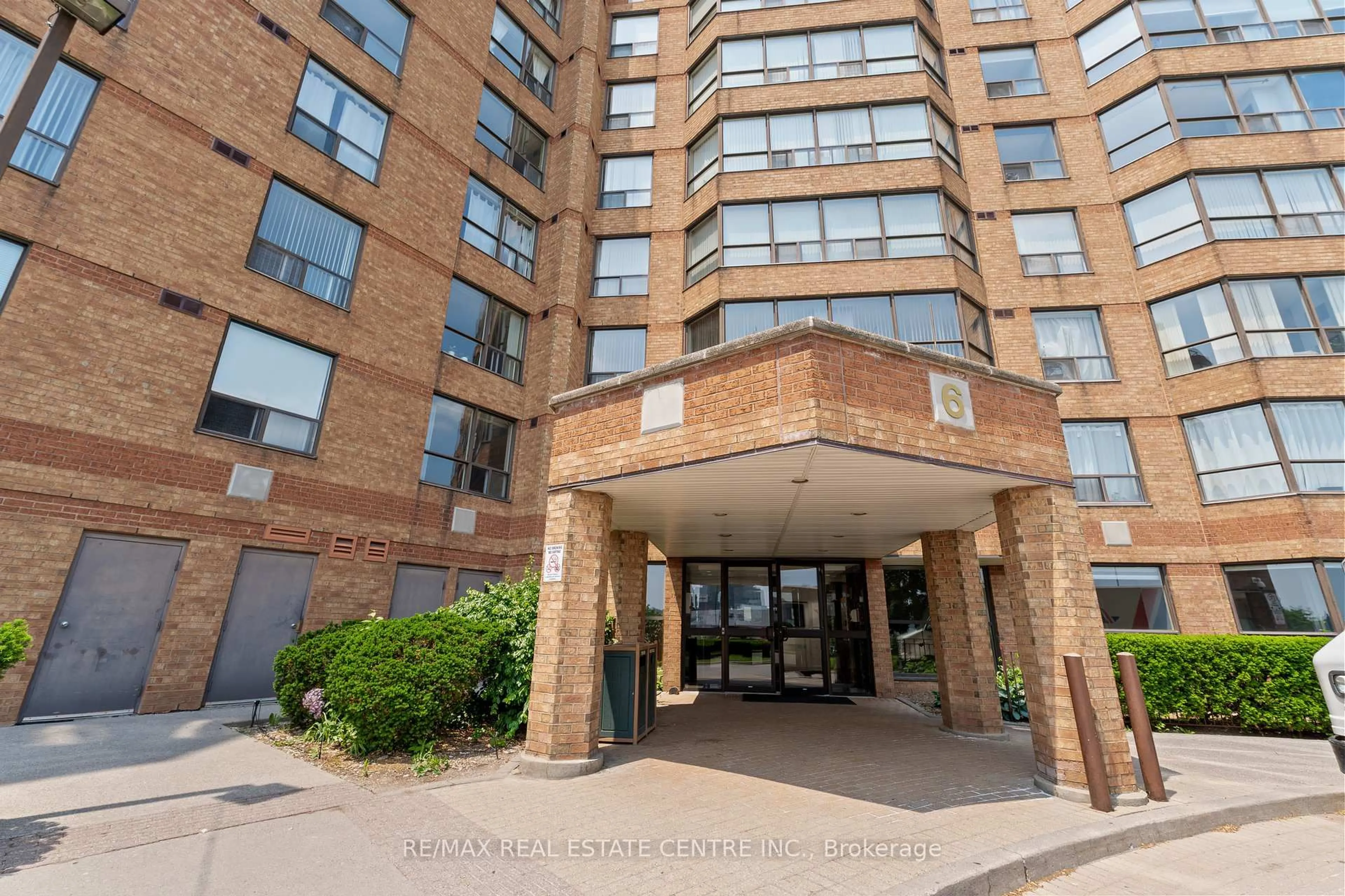 Indoor foyer for 6 Humberline Dr #110, Toronto Ontario M9W 6X8
