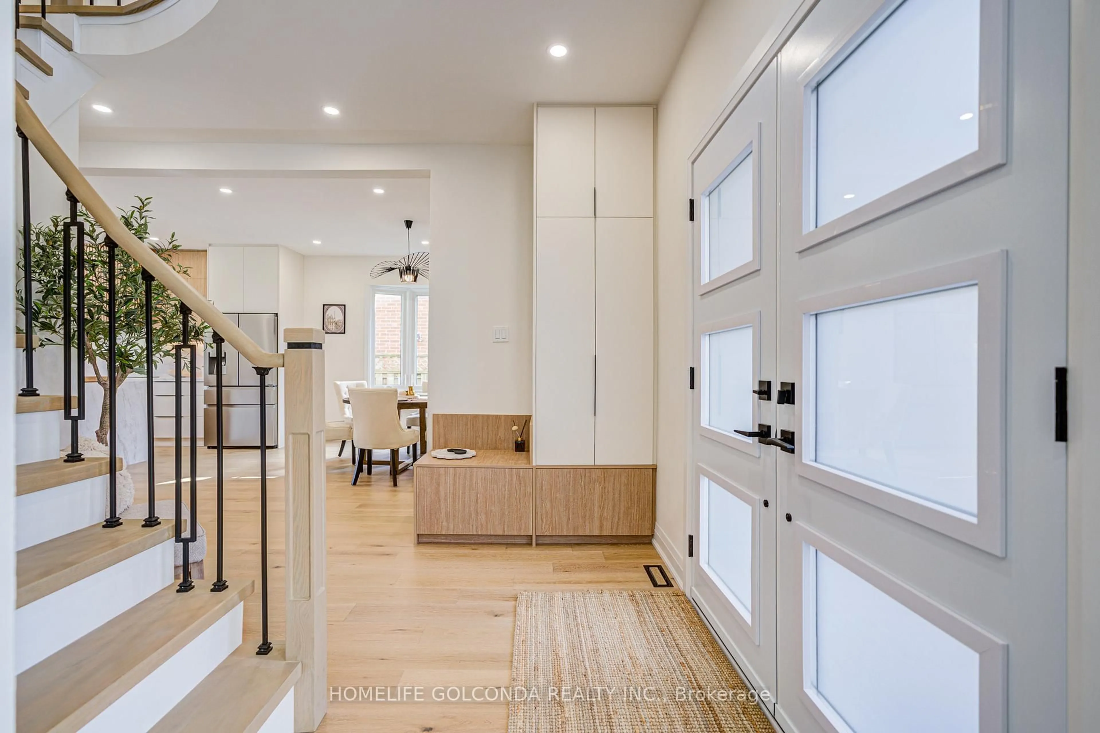 Indoor entryway for 4407 Beacon Lane, Mississauga Ontario L5C 4K1