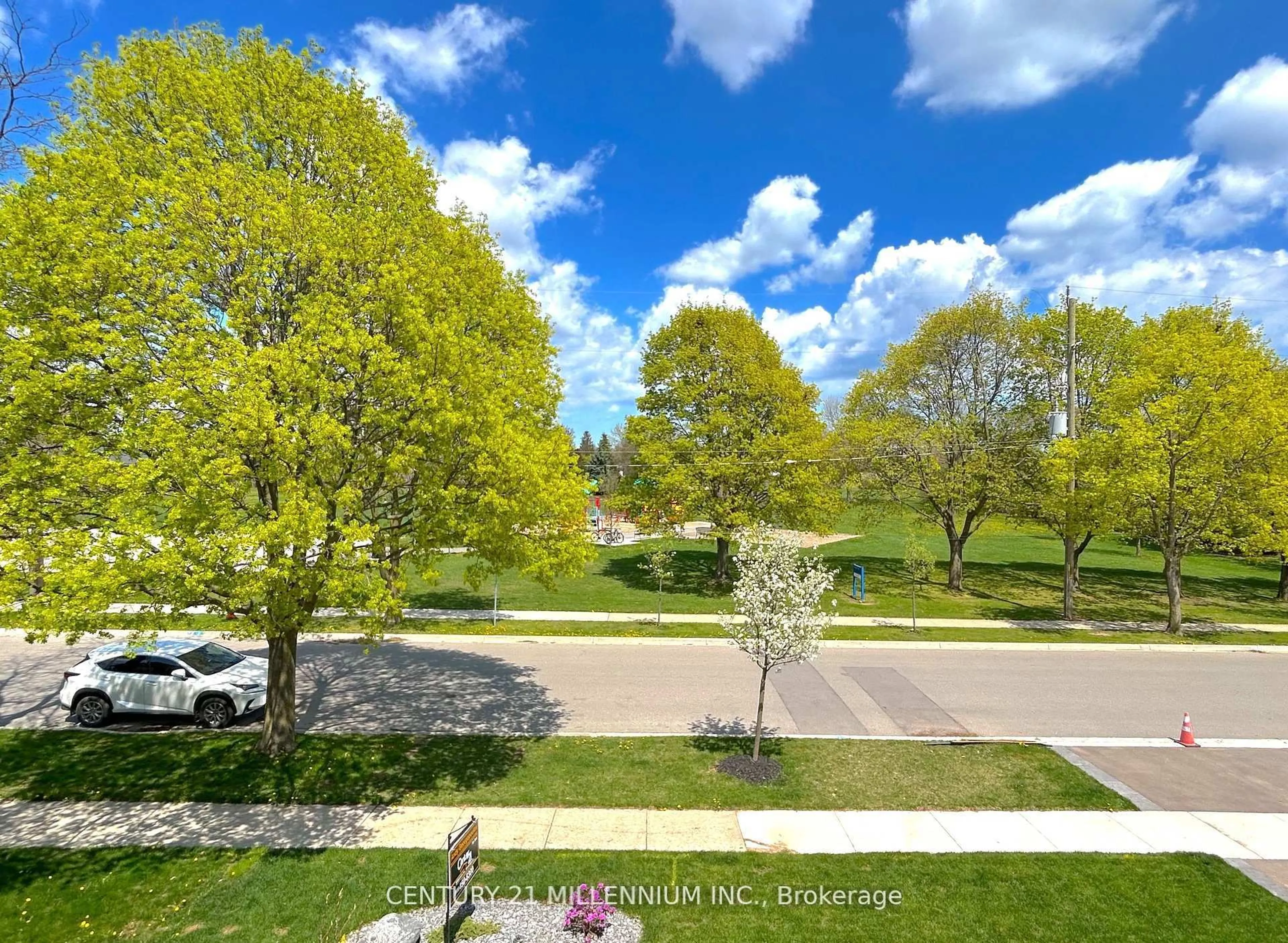 A pic from outside/outdoor area/front of a property/back of a property/a pic from drone, street for 318 Tuck Dr, Burlington Ontario L7L 2R3