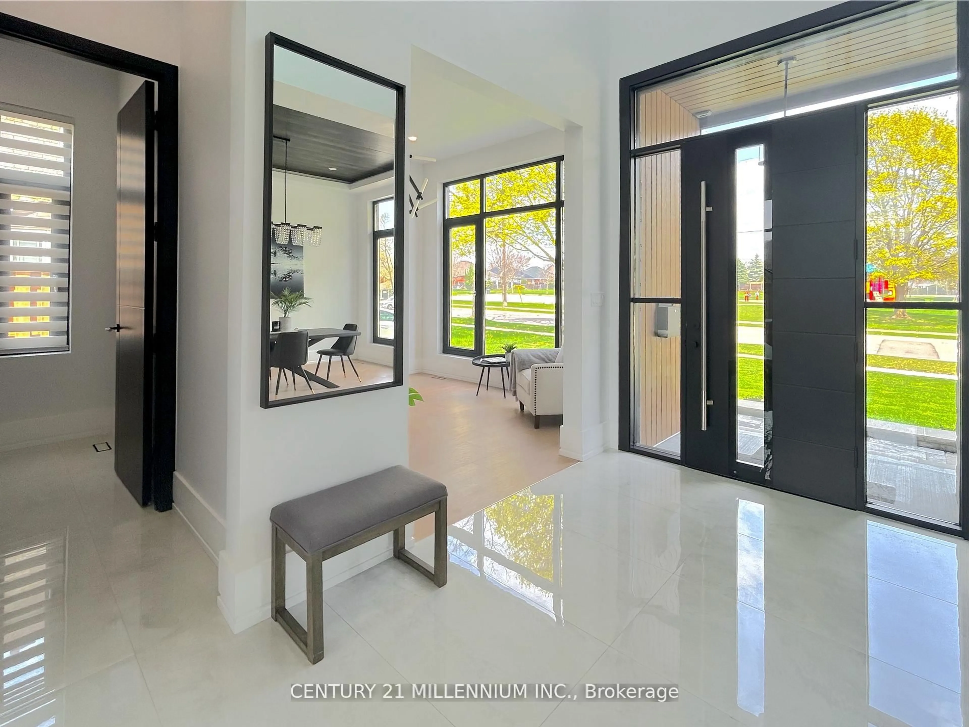 Indoor entryway for 318 Tuck Dr, Burlington Ontario L7L 2R3