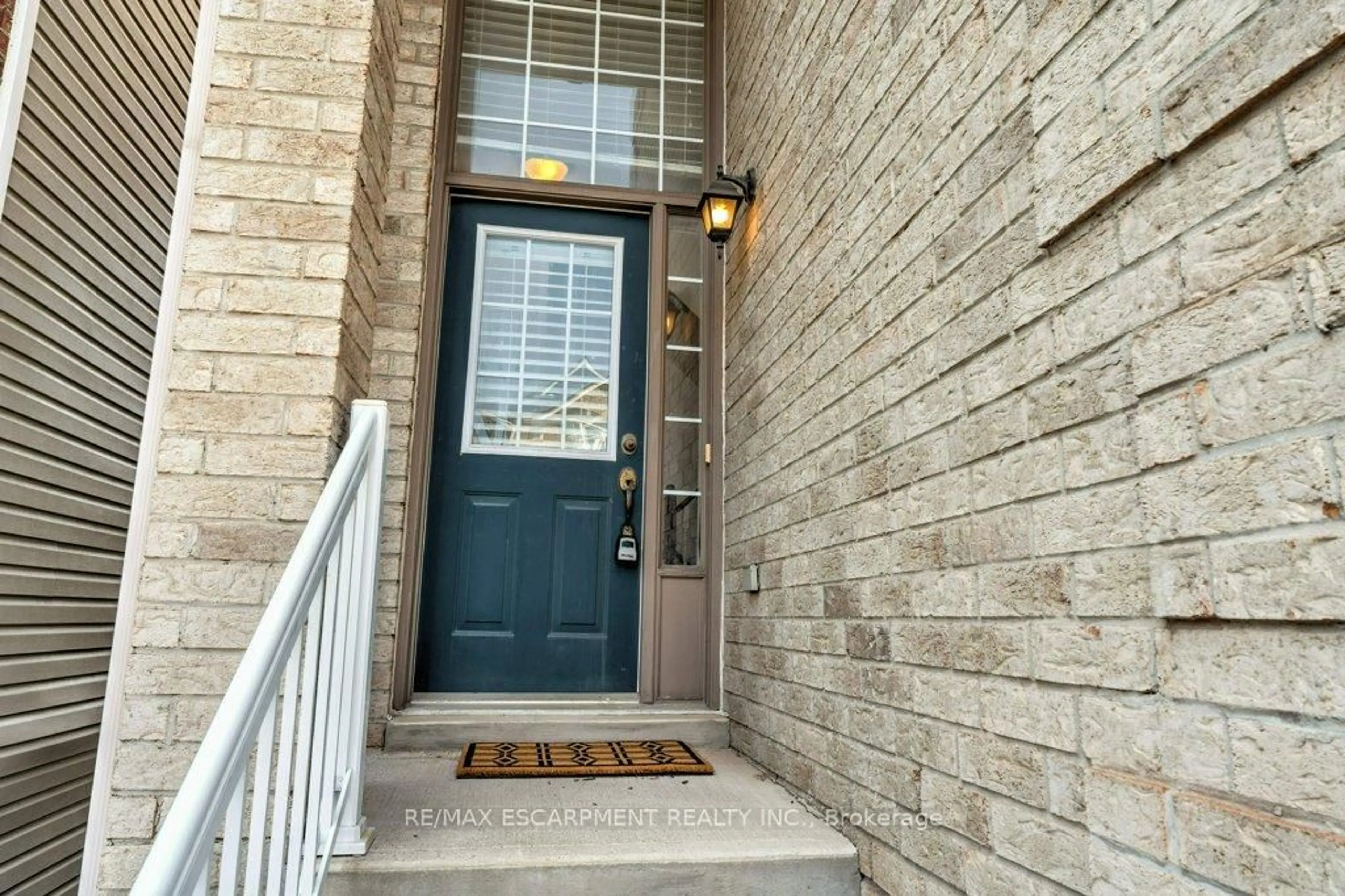 Indoor entryway for 5090 Fairview St #40, Burlington Ontario L7L 7H5