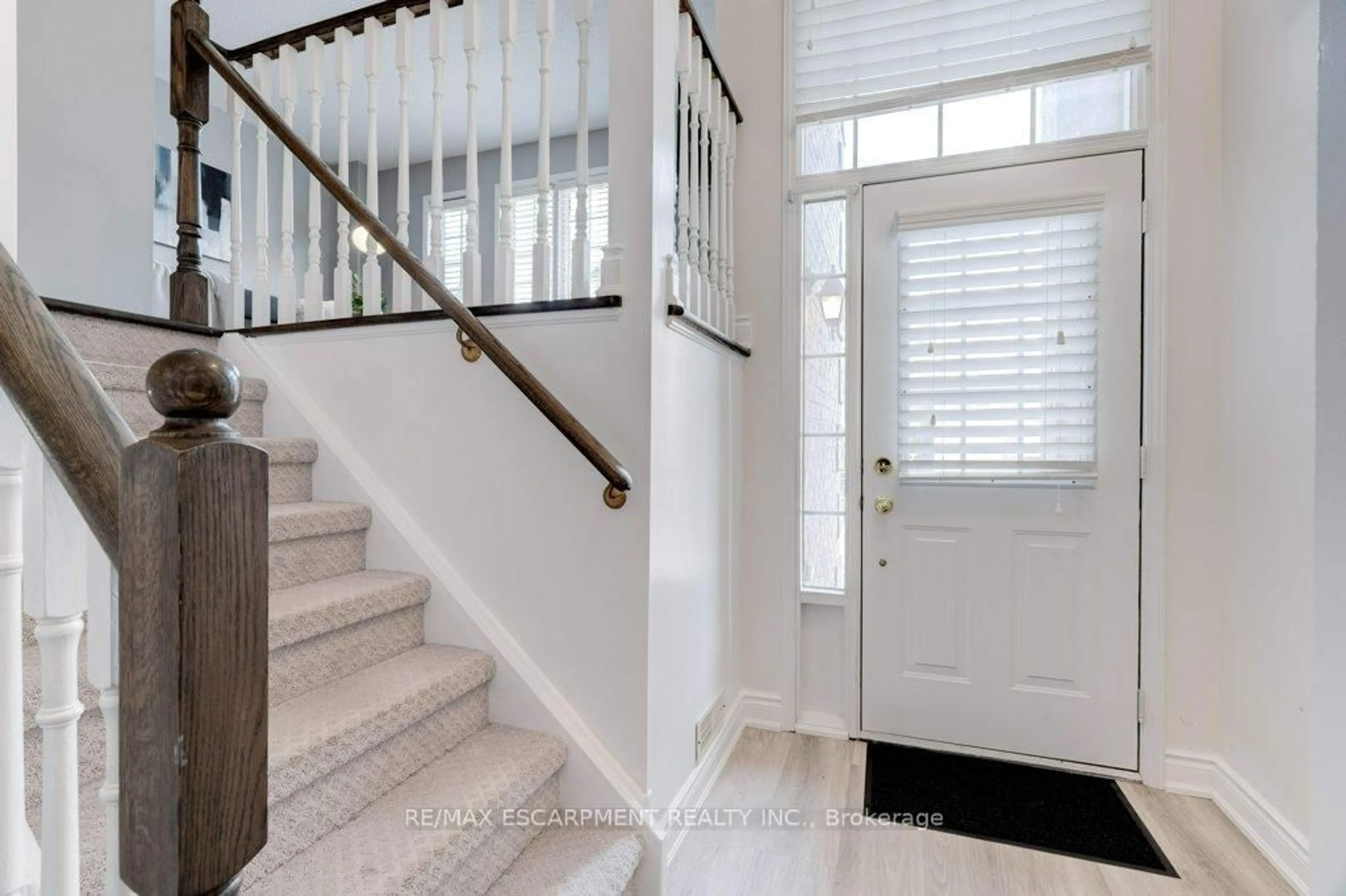 Indoor entryway for 5090 Fairview St #40, Burlington Ontario L7L 7H5