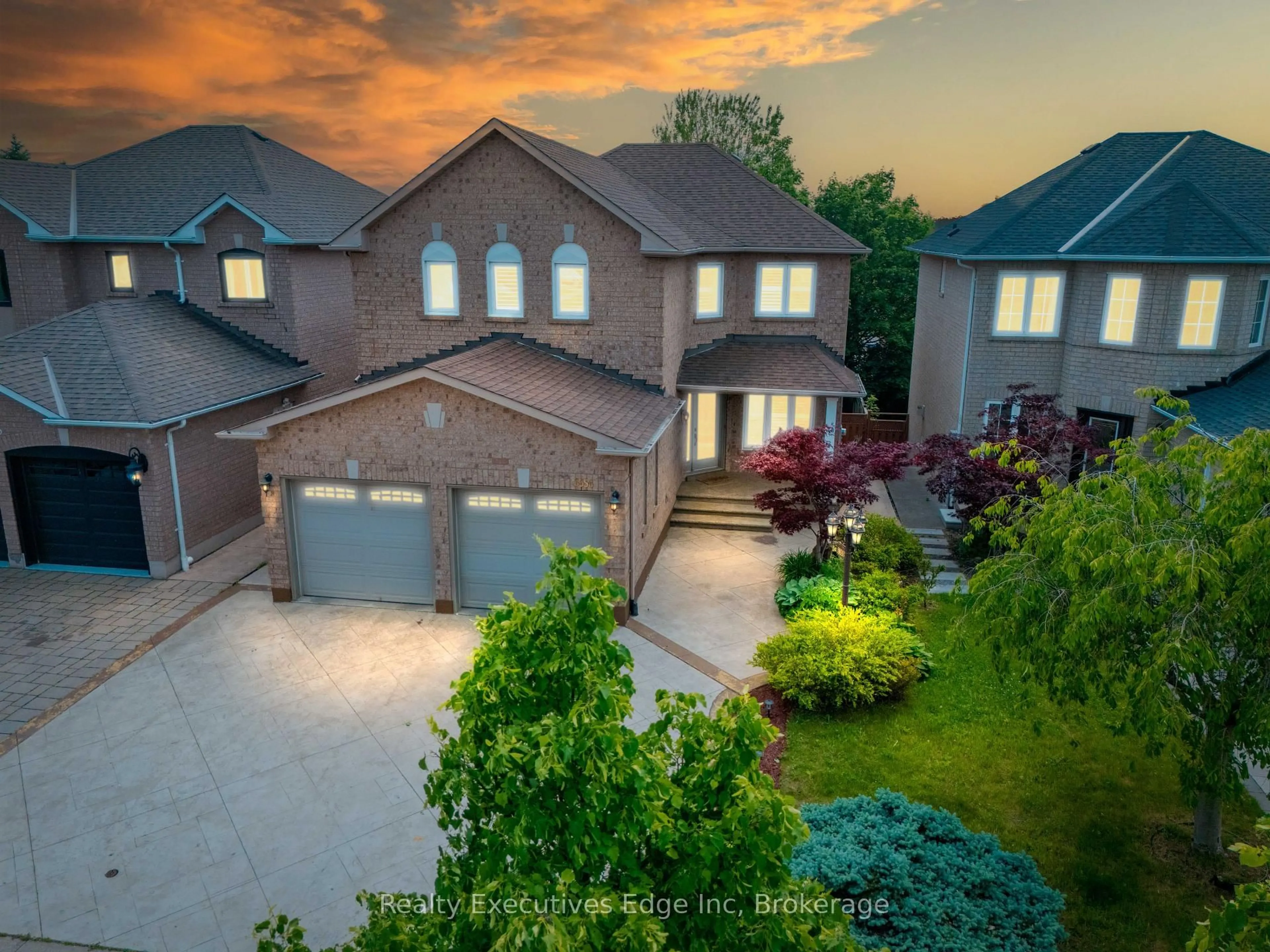 A pic from outside/outdoor area/front of a property/back of a property/a pic from drone, street for 6356 Newcombe Dr, Mississauga Ontario L5V 2G5