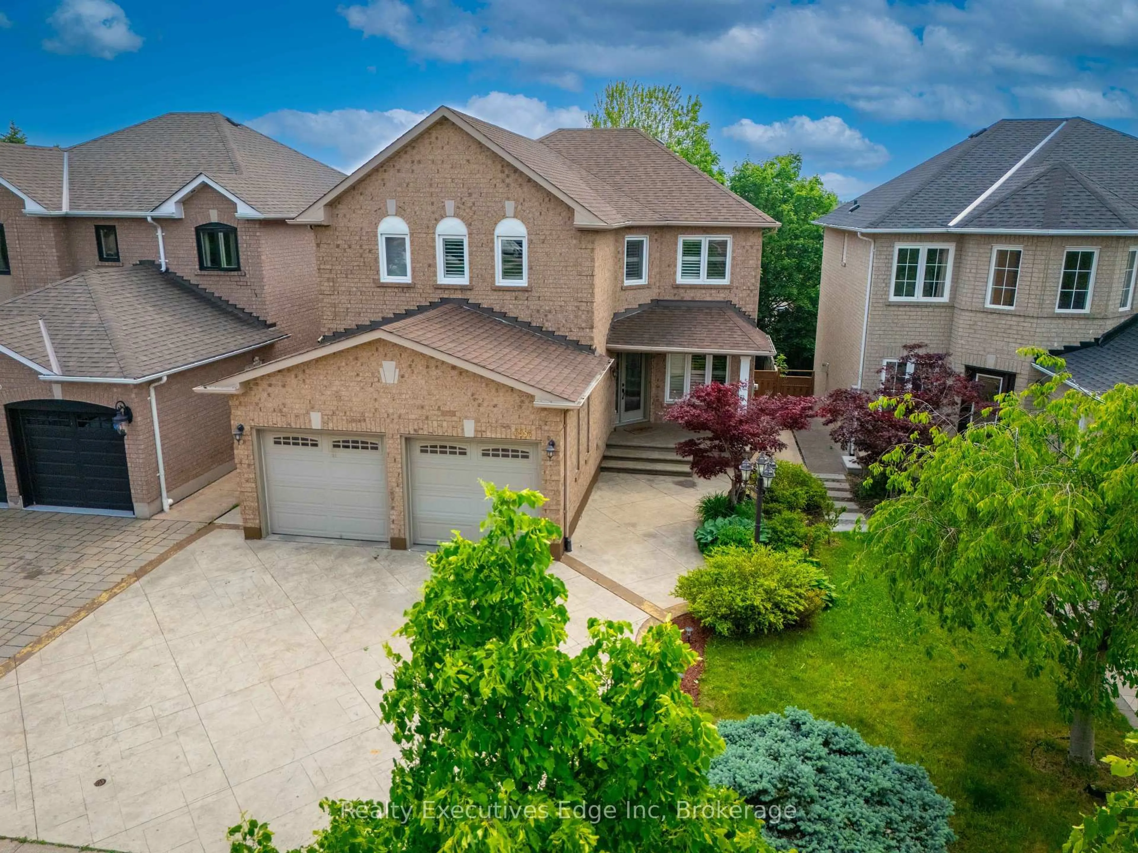 A pic from outside/outdoor area/front of a property/back of a property/a pic from drone, street for 6356 Newcombe Dr, Mississauga Ontario L5V 2G5