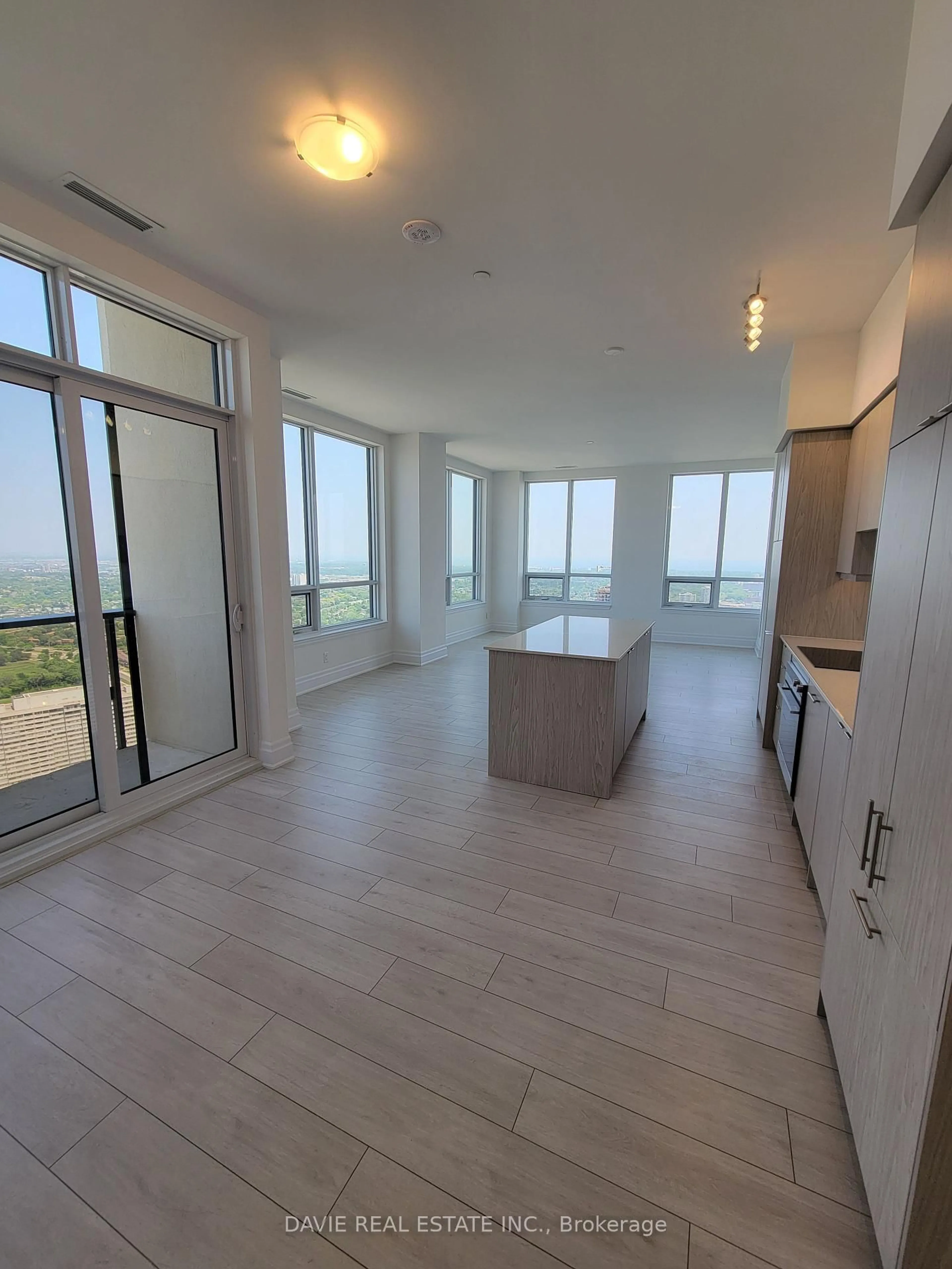 A pic of a room for 30 Elm Dr #PH03, Mississauga Ontario L5B 0N3