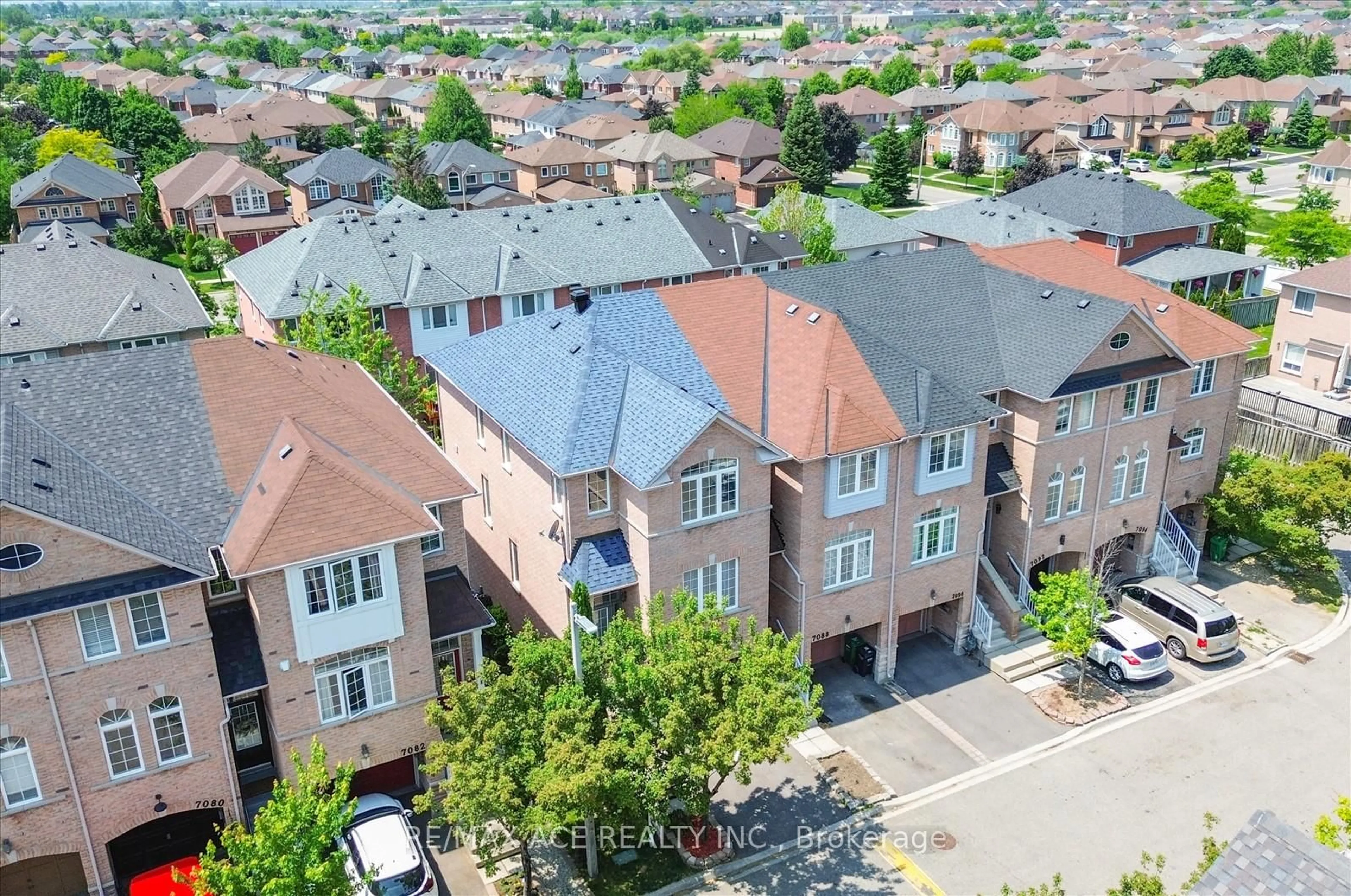 A pic from outside/outdoor area/front of a property/back of a property/a pic from drone, city buildings view from balcony for 7086 Fairmeadow Cres, Mississauga Ontario L5N 8R5