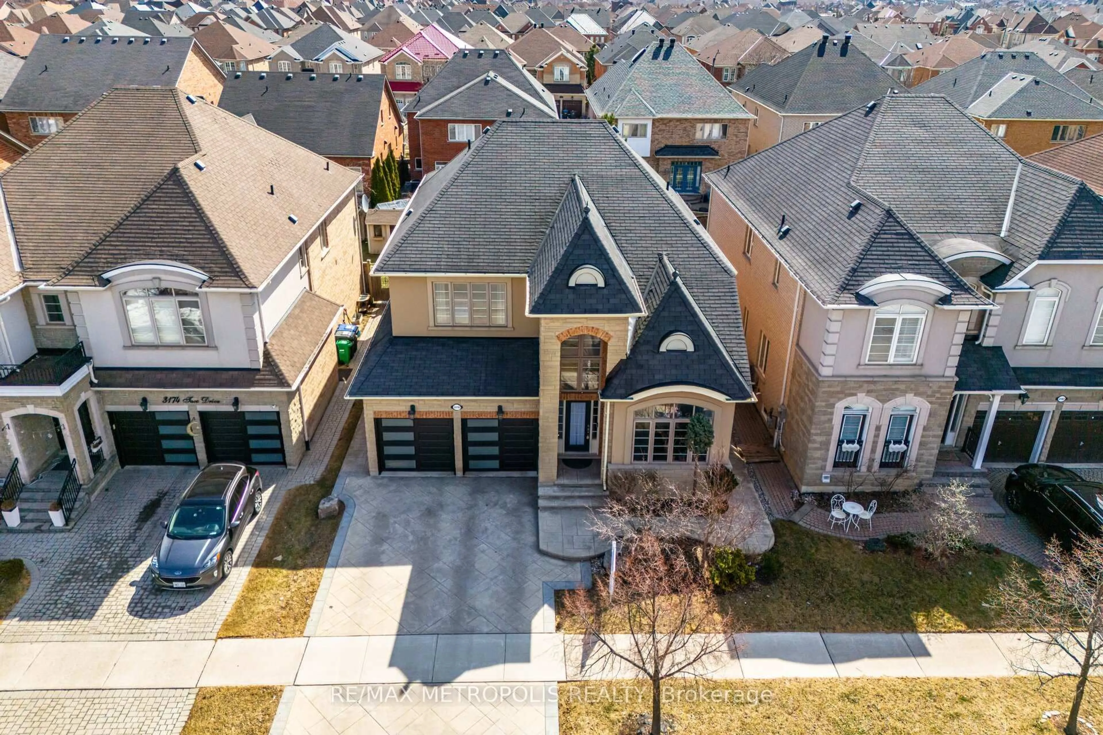 A pic from outside/outdoor area/front of a property/back of a property/a pic from drone, street for 3178 Tacc Dr, Mississauga Ontario L5M 0B6