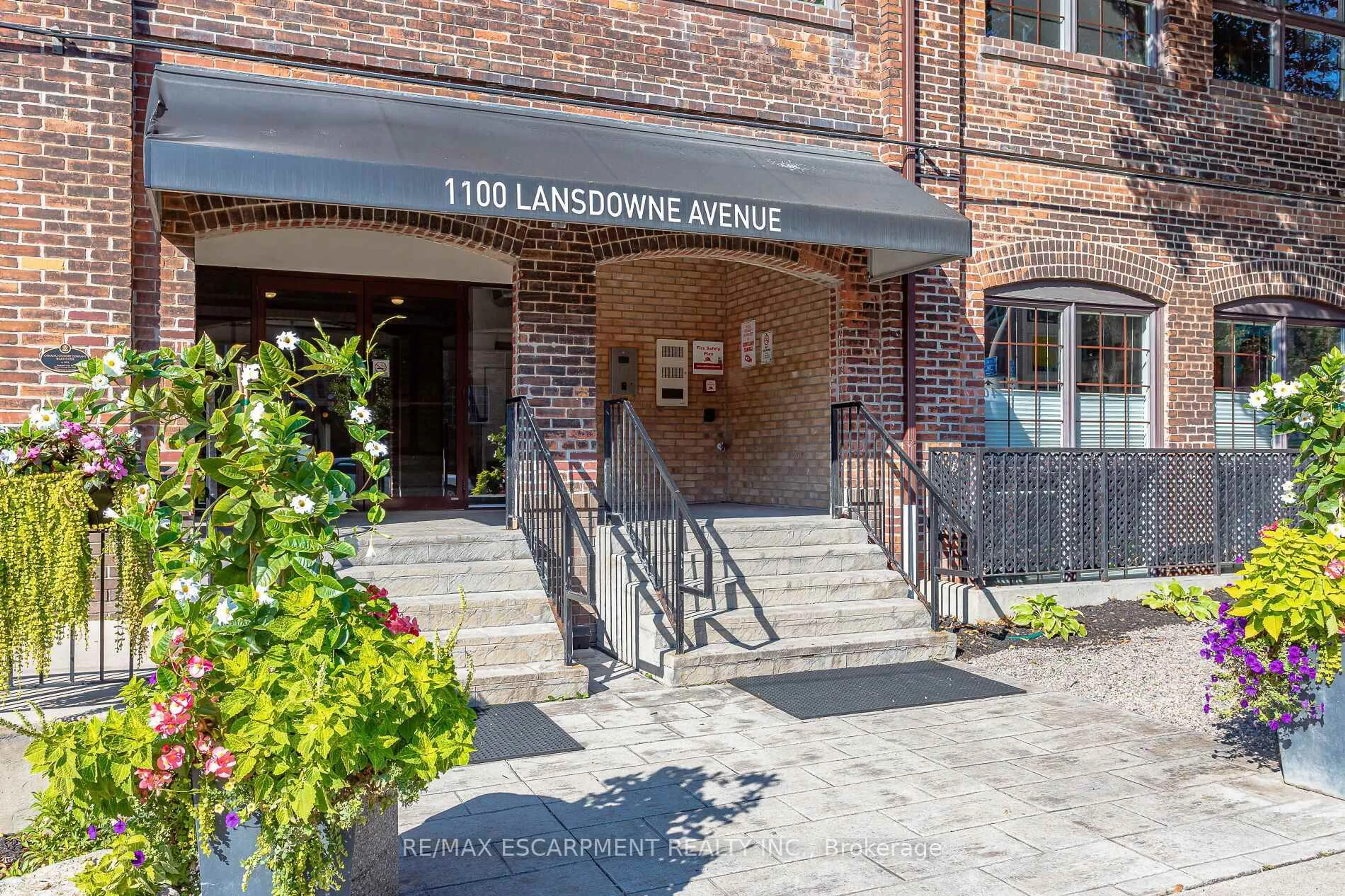 Indoor foyer for 1100 Lansdowne Ave #346, Toronto Ontario M6H 4K1