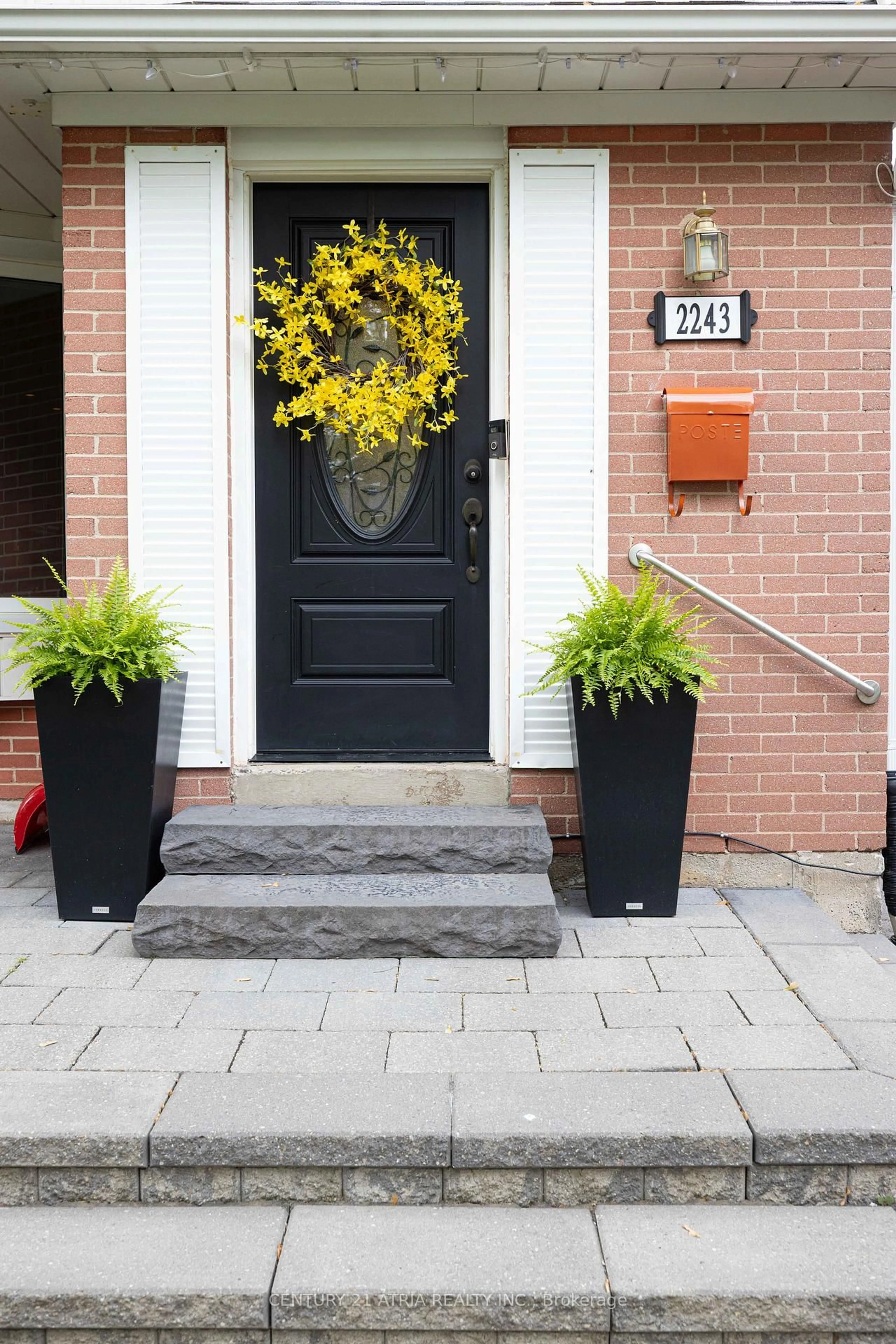 Indoor entryway for 2243 Buttonbush Cres, Mississauga Ontario L5L 1C4