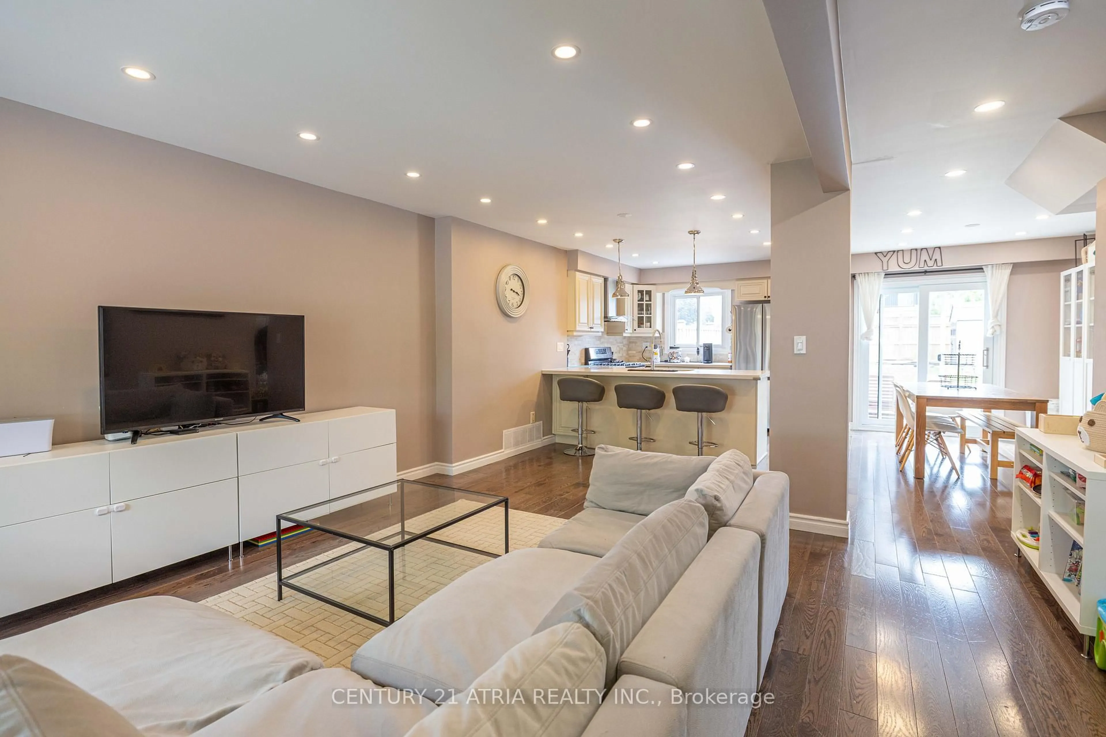 Living room with furniture, unknown for 2243 Buttonbush Cres, Mississauga Ontario L5L 1C4