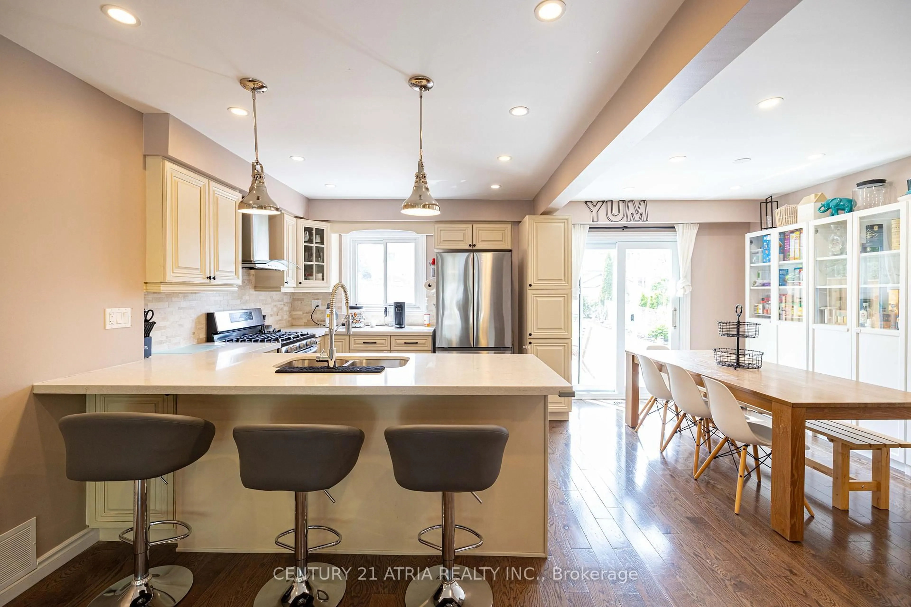 Open concept kitchen, unknown for 2243 Buttonbush Cres, Mississauga Ontario L5L 1C4