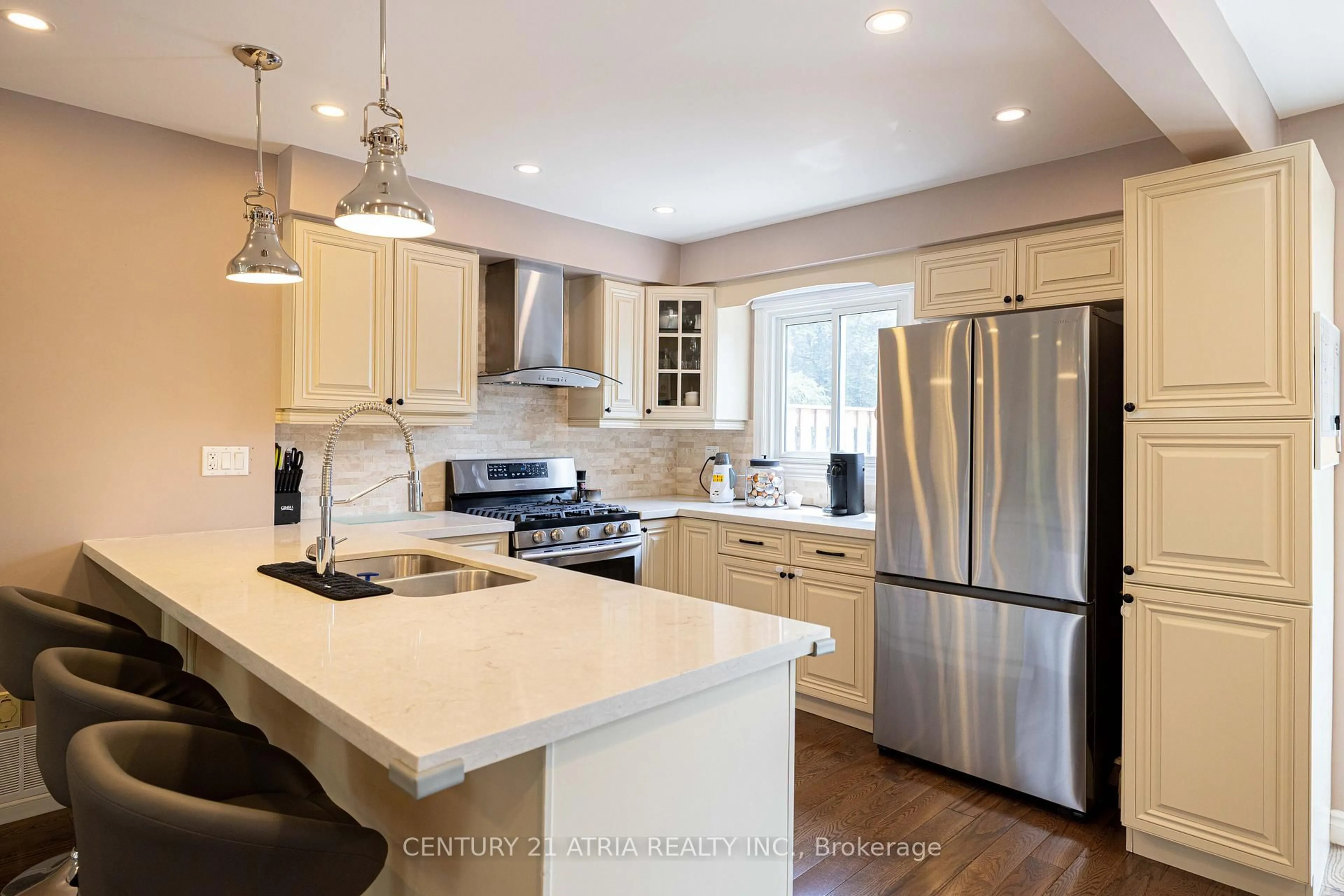 Open concept kitchen, ceramic/tile floor for 2243 Buttonbush Cres, Mississauga Ontario L5L 1C4