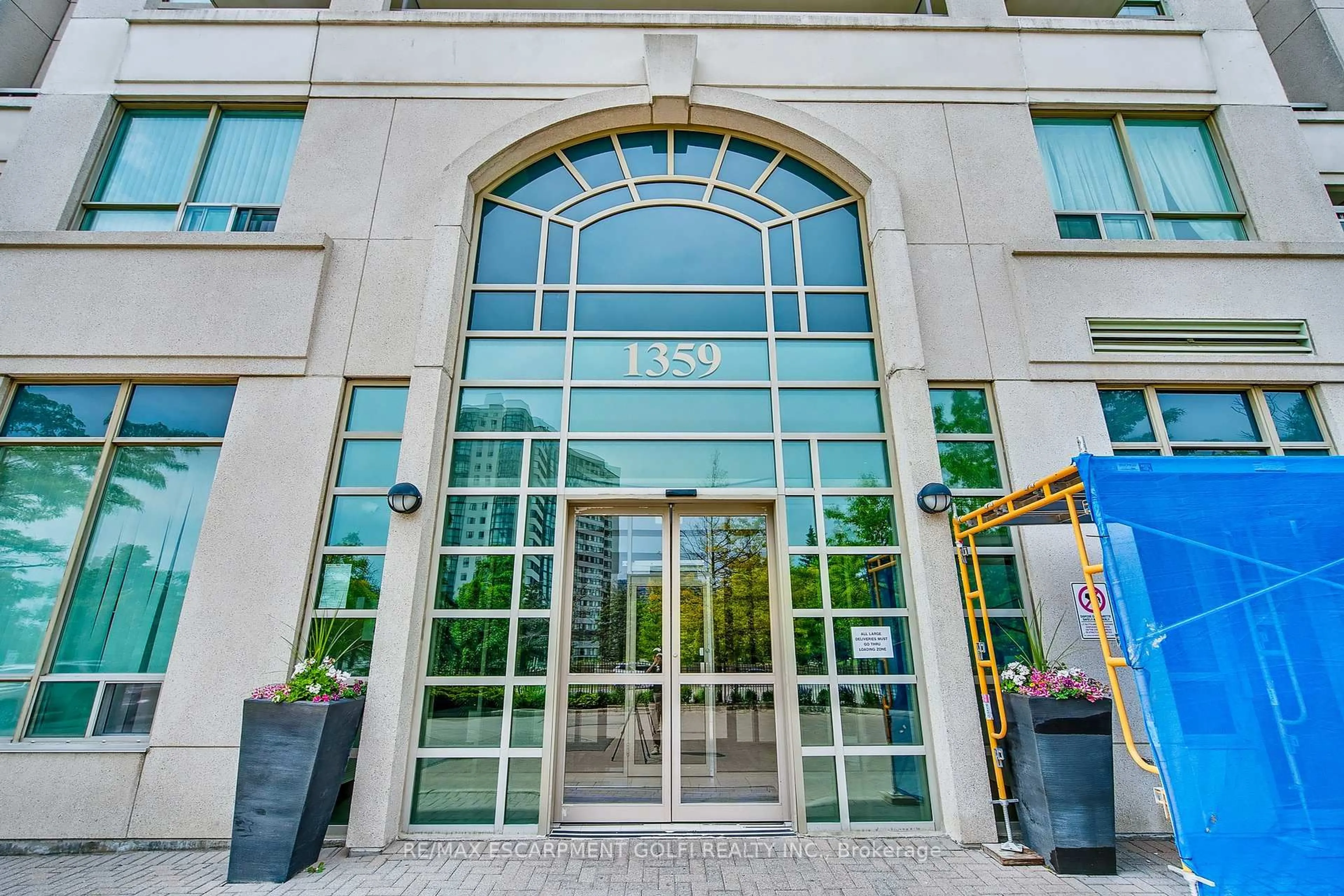 Indoor foyer for 1359 Rathburn Rd #902, Mississauga Ontario L4W 5P7