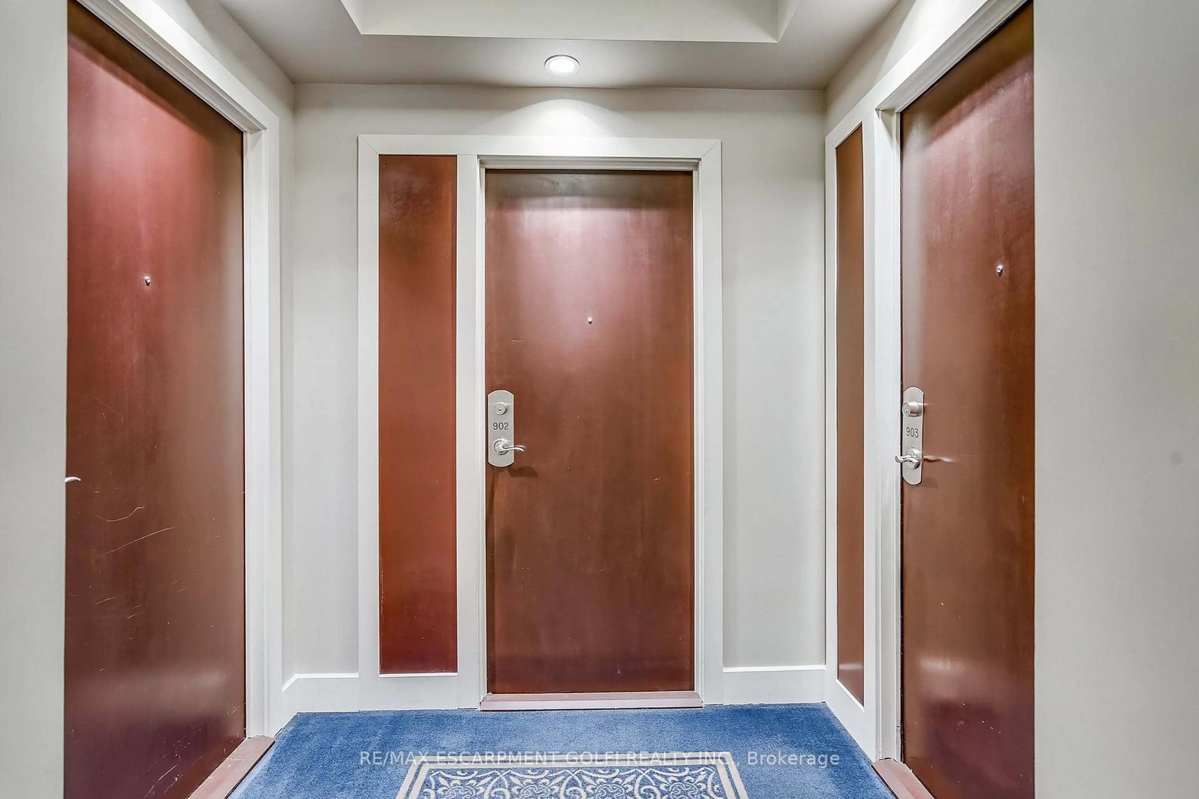 Indoor foyer for 1359 Rathburn Rd #902, Mississauga Ontario L4W 5P7