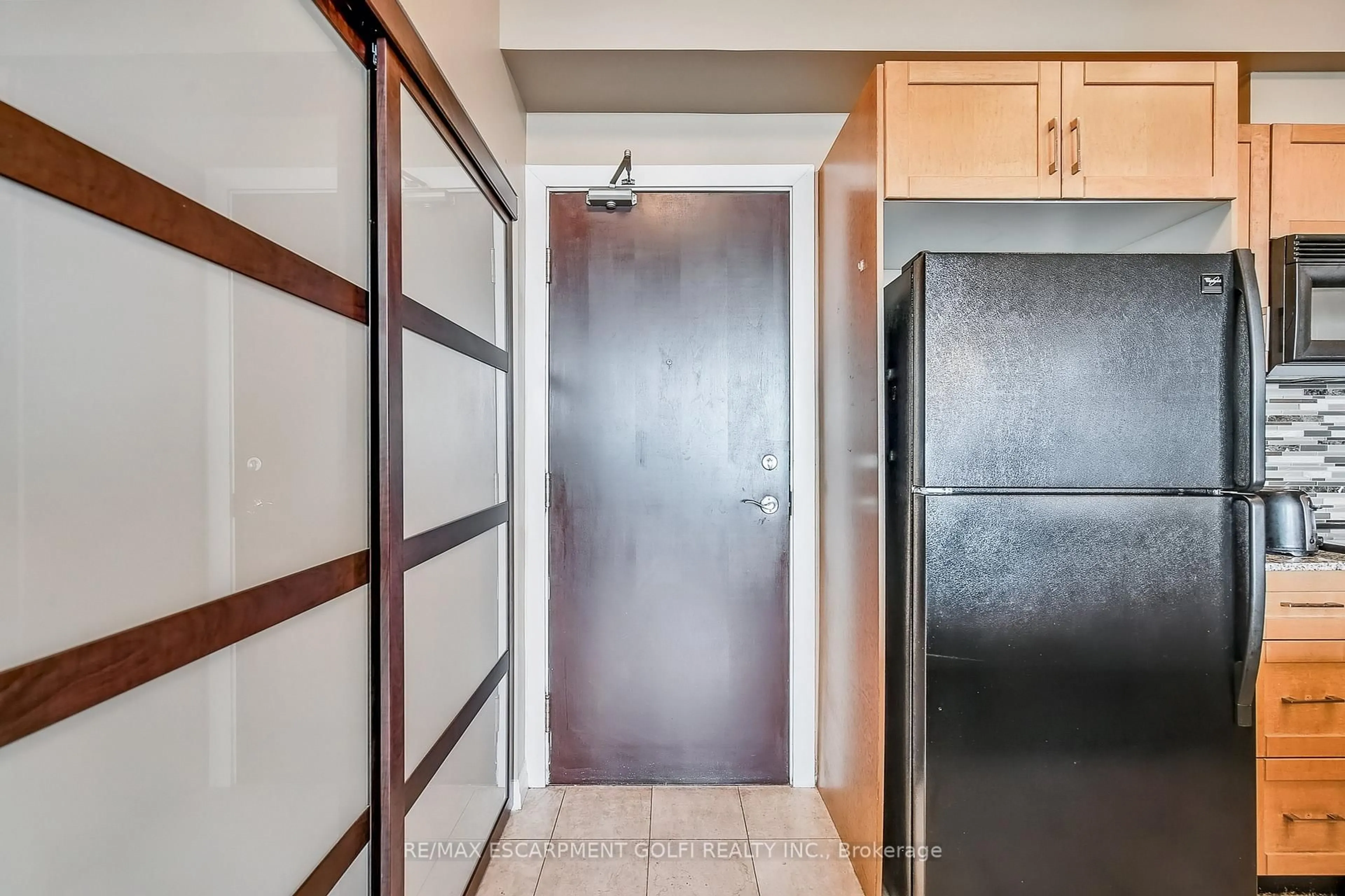 Indoor entryway for 1359 Rathburn Rd #902, Mississauga Ontario L4W 5P7
