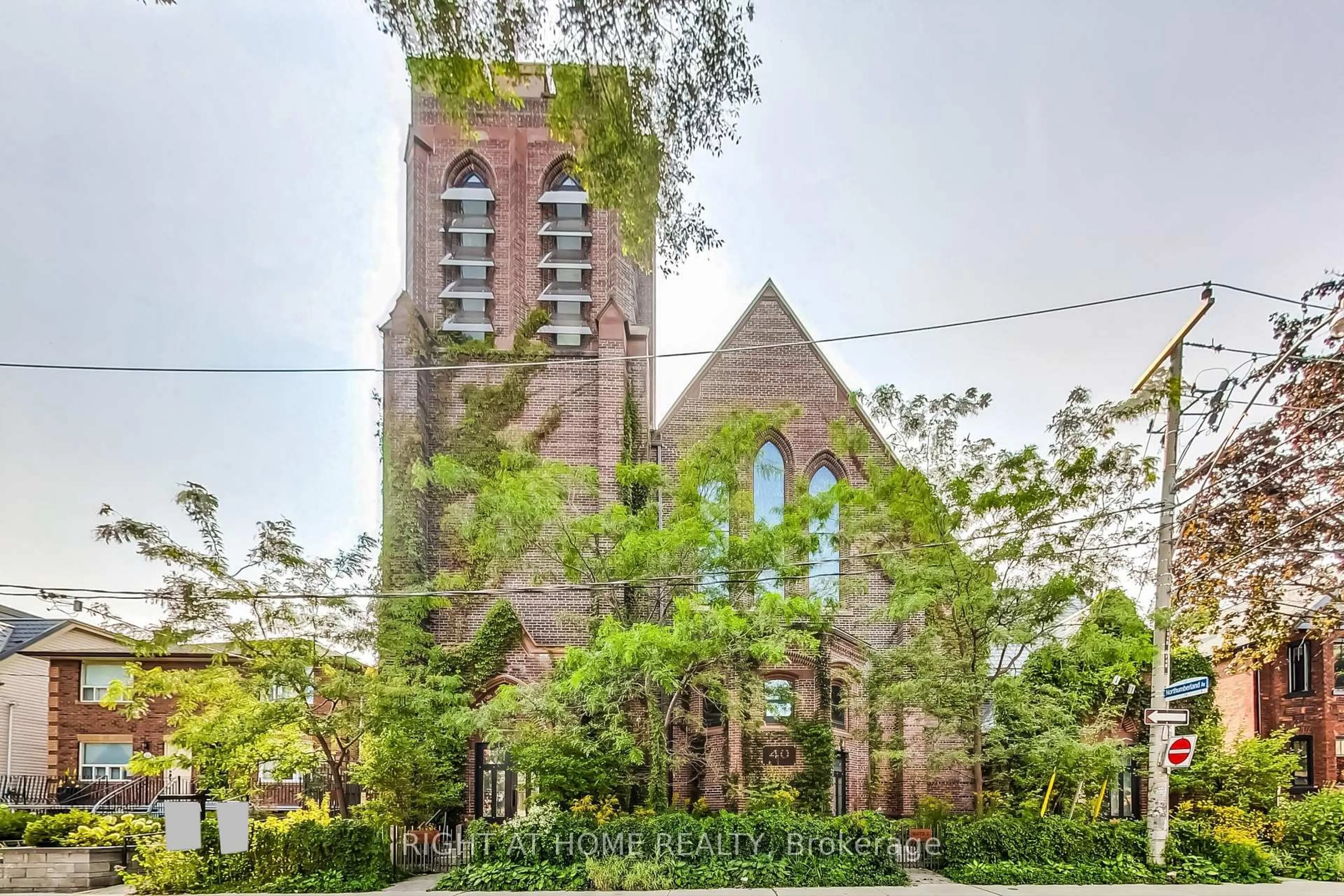 Indoor foyer for 40 Westmoreland Ave #10, Toronto Ontario M6H 2Z7