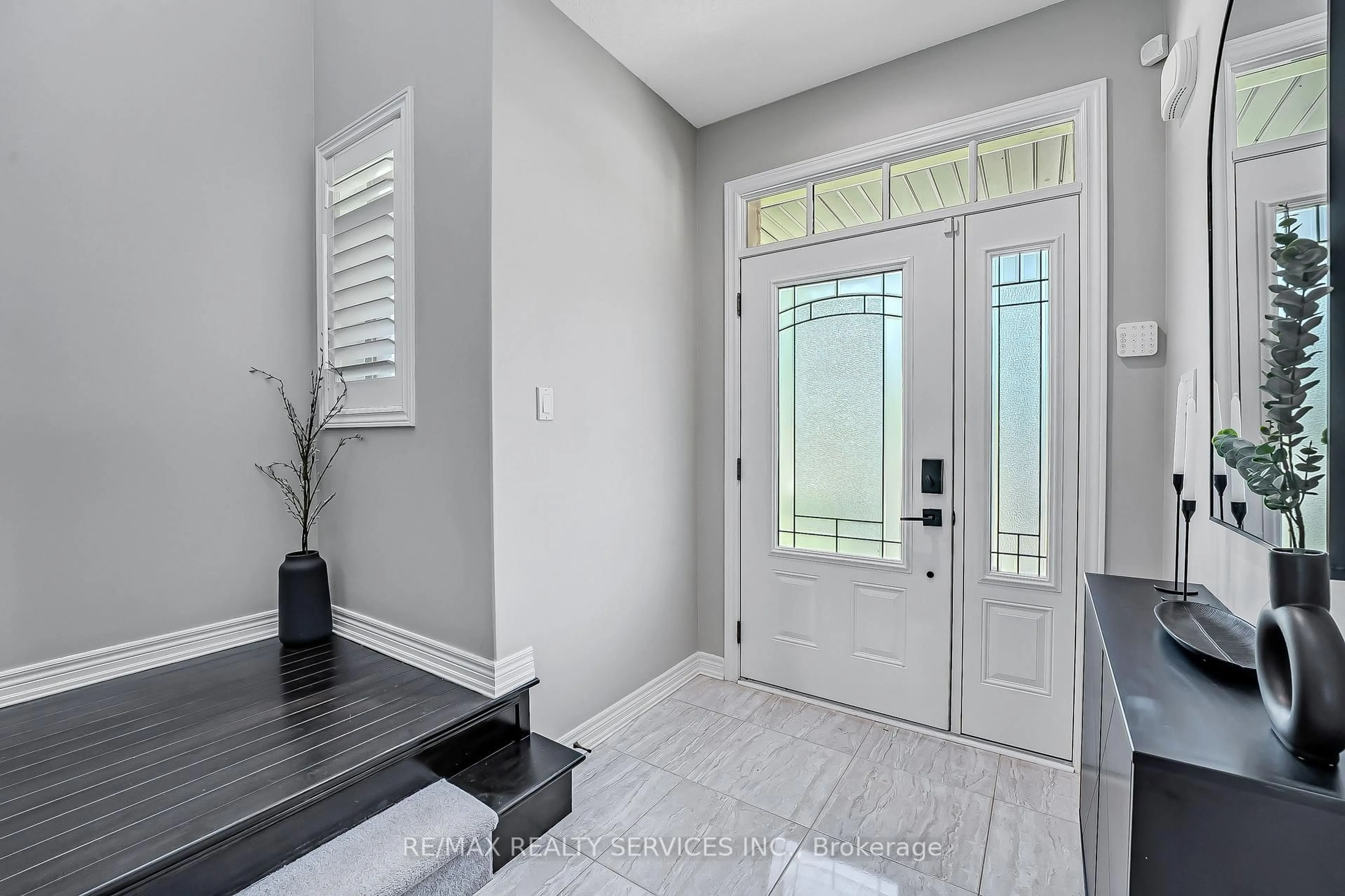 Indoor entryway for 26 Wardlaw Ave, Orangeville Ontario L9W 6K1