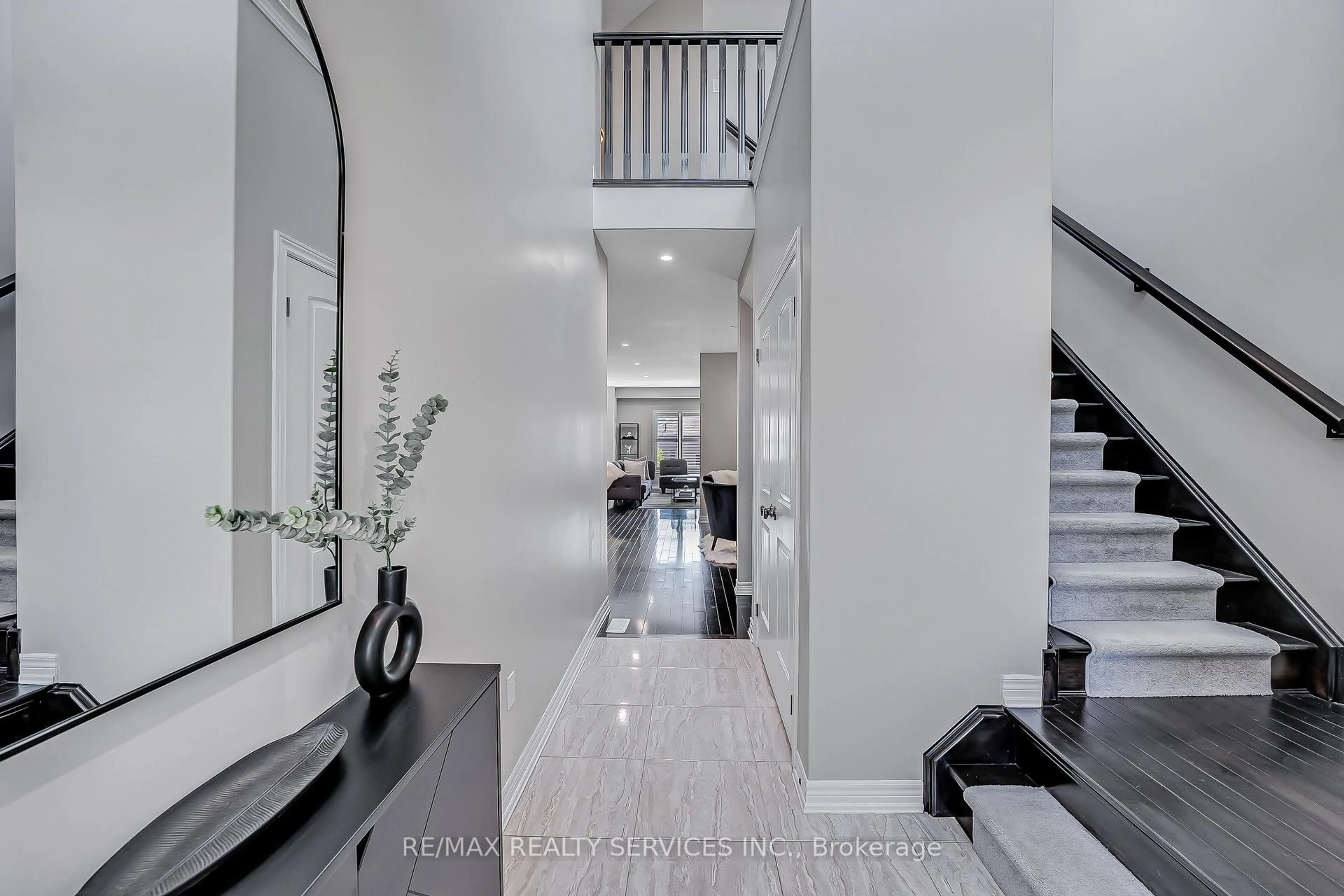Indoor foyer for 26 Wardlaw Ave, Orangeville Ontario L9W 6K1