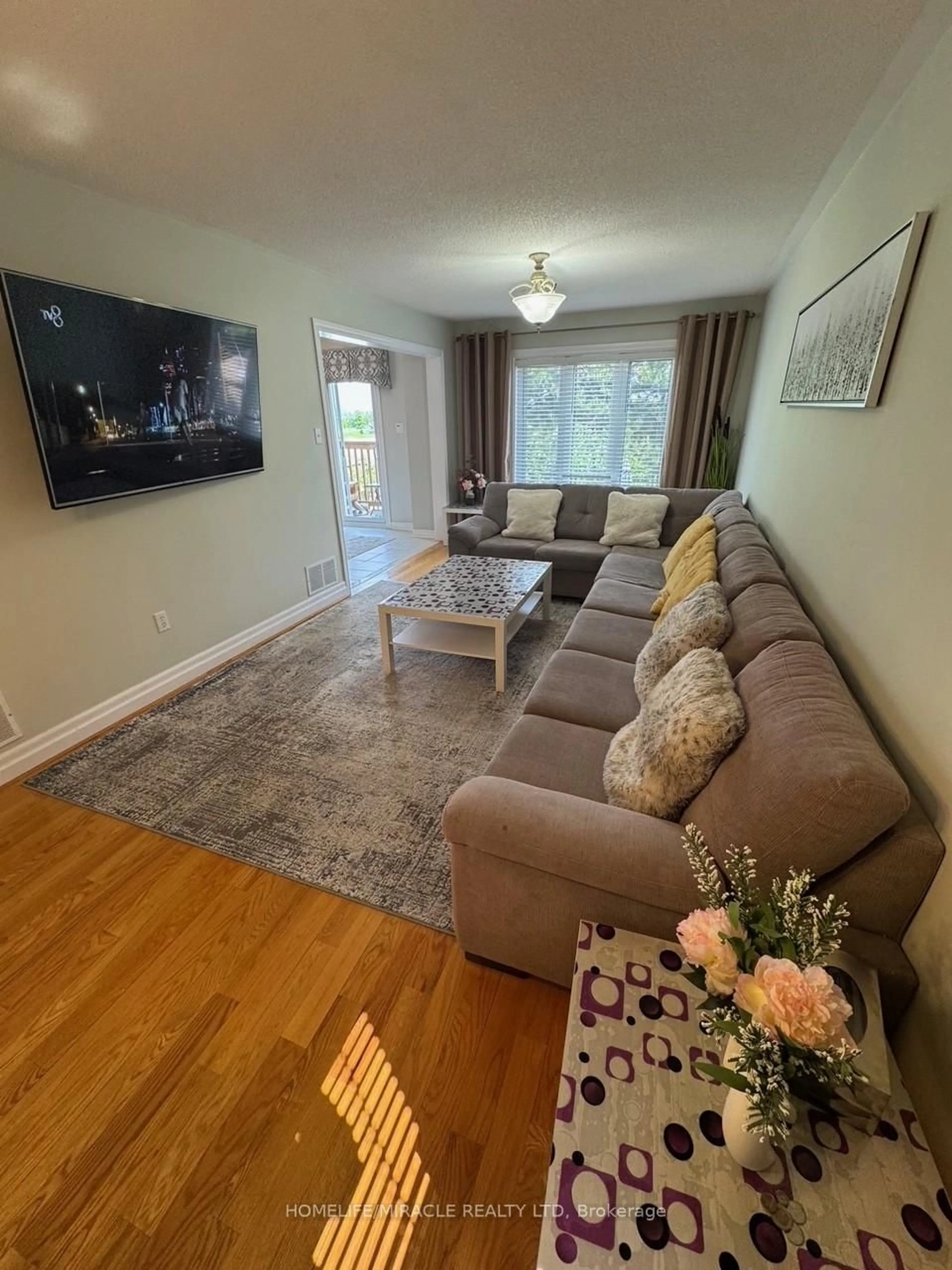 Living room with furniture, unknown for 608 Driftcurrent Dr, Mississauga Ontario L4Z 4A4