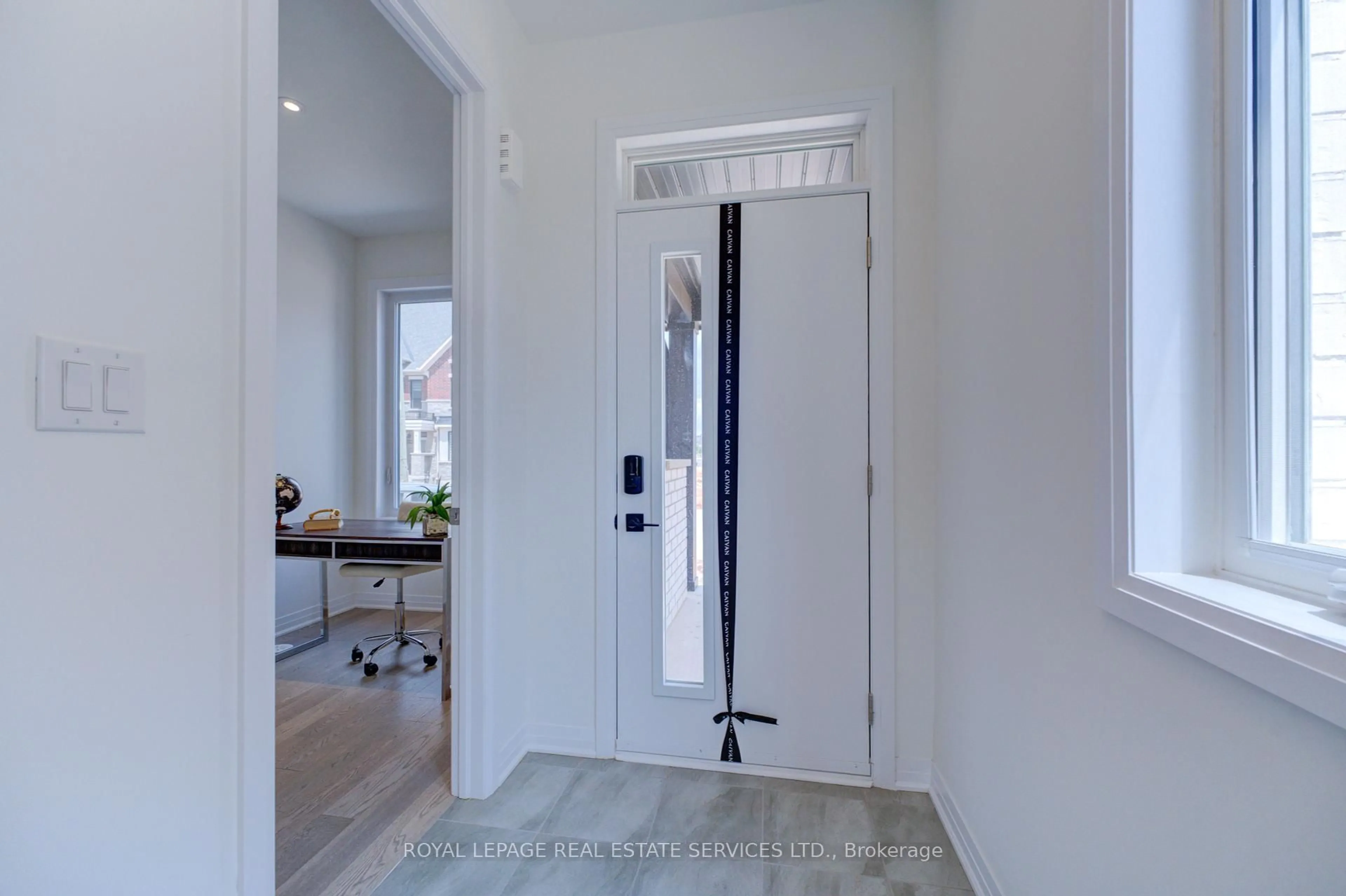 Indoor entryway for 3222 Crystal Dr, Oakville Ontario L6M 0W8