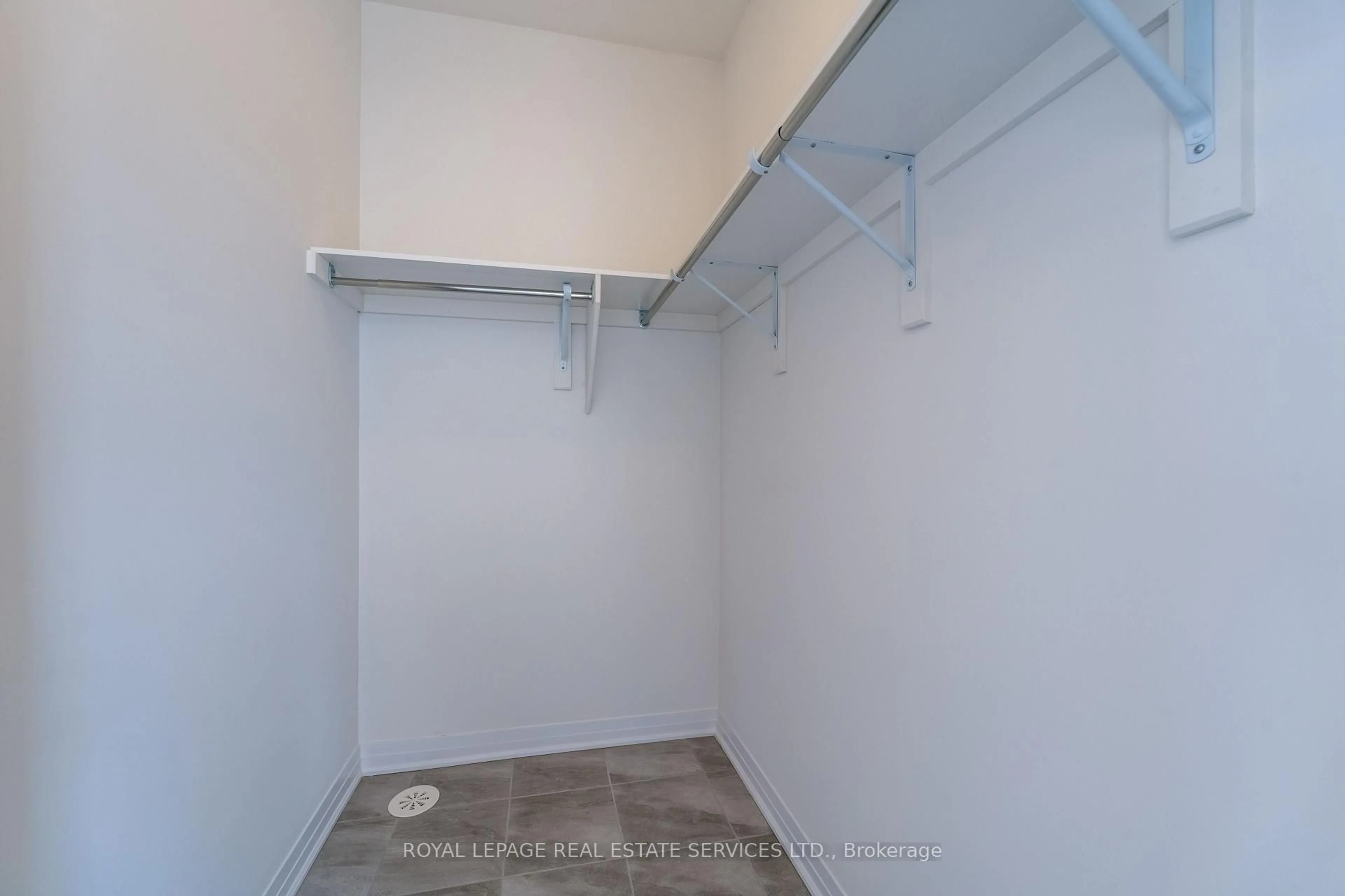 Storage room or clothes room or walk-in closet for 3222 Crystal Dr, Oakville Ontario L6M 0W8