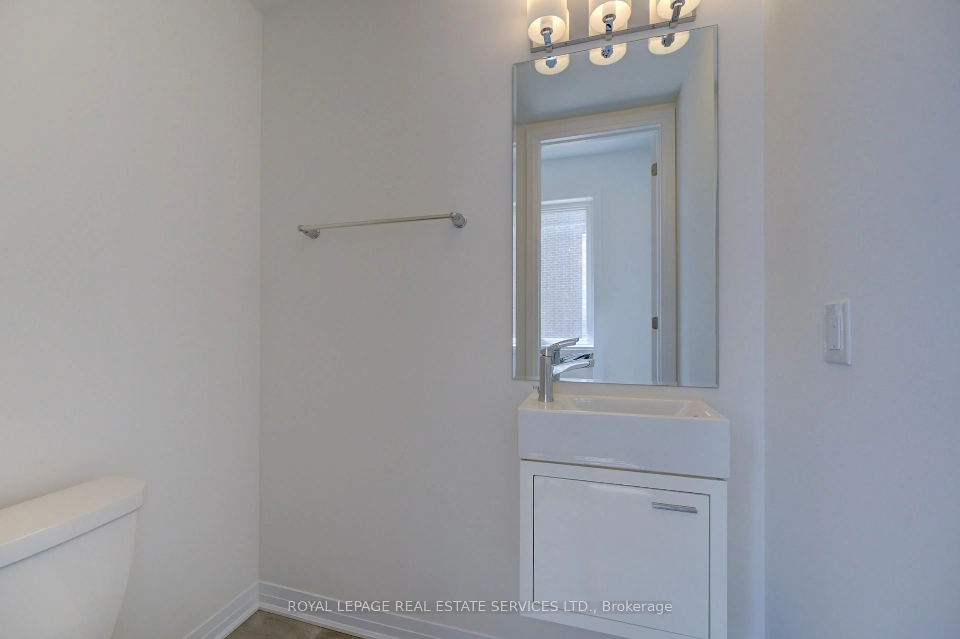 Indoor entryway for 3222 Crystal Dr, Oakville Ontario L6M 0W8