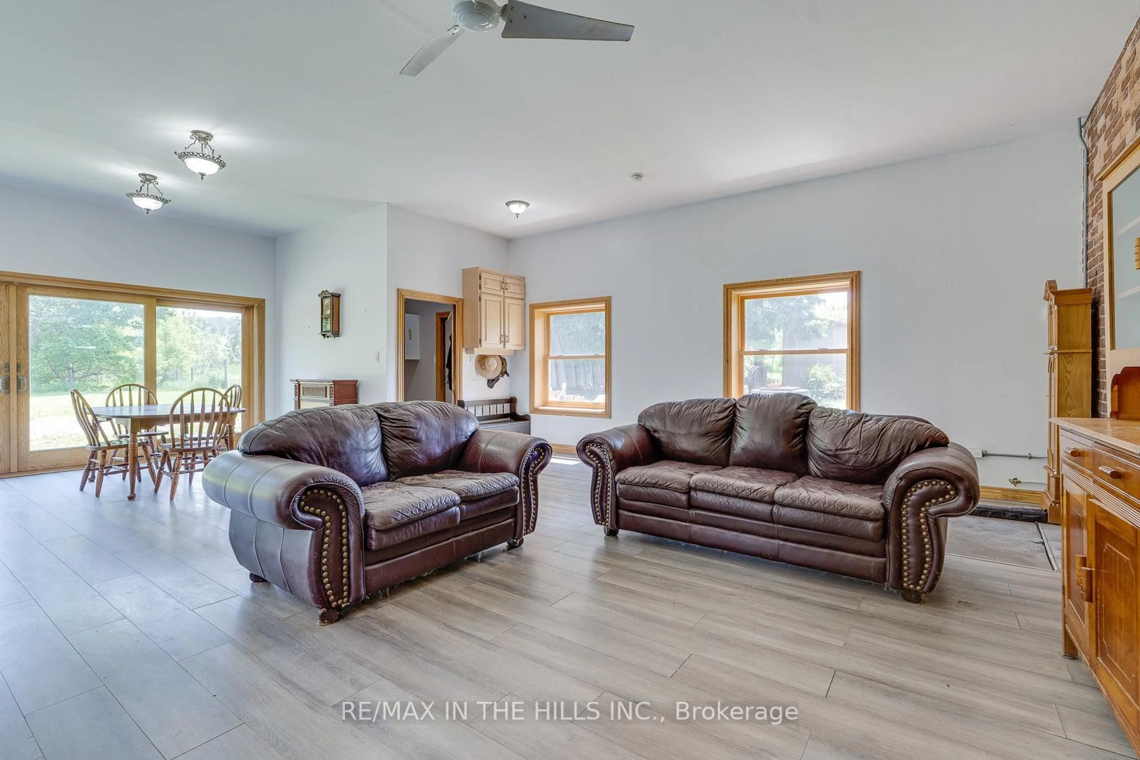 Living room with furniture, unknown for 20643 Kennedy Rd, Caledon Ontario L7K 1Z3