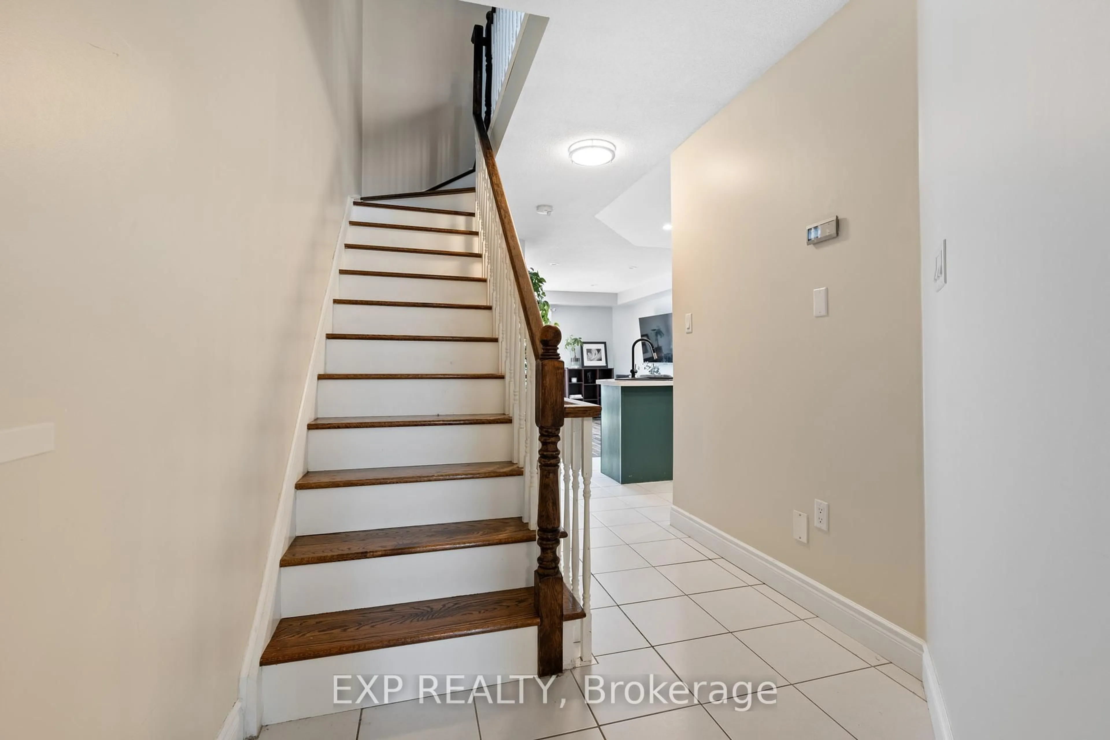 Indoor entryway for 2025 Cleaver Ave #31, Burlington Ontario L7M 4H8