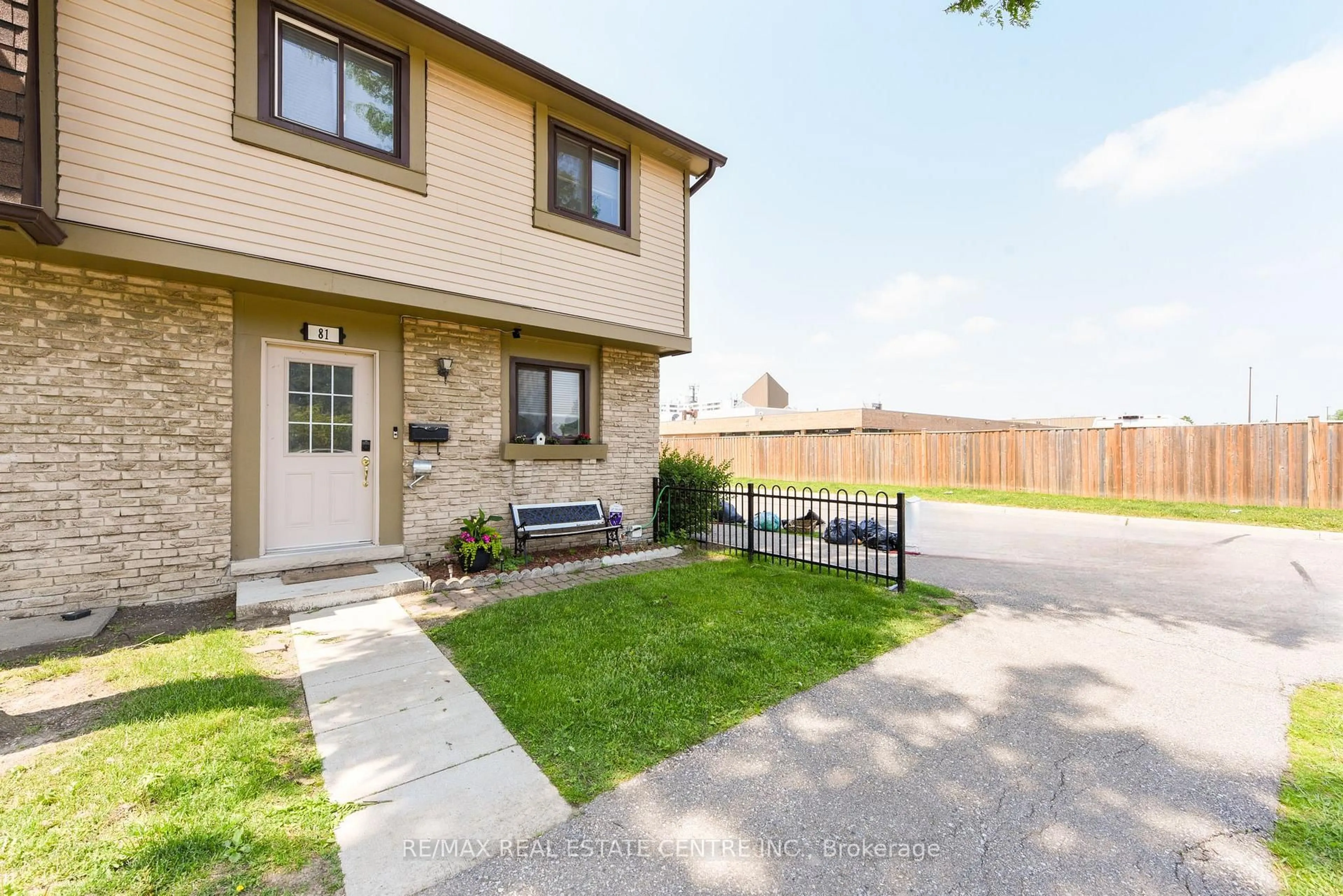 Patio, street for 105 Hansen Rd #81, Brampton Ontario L6V 3C9