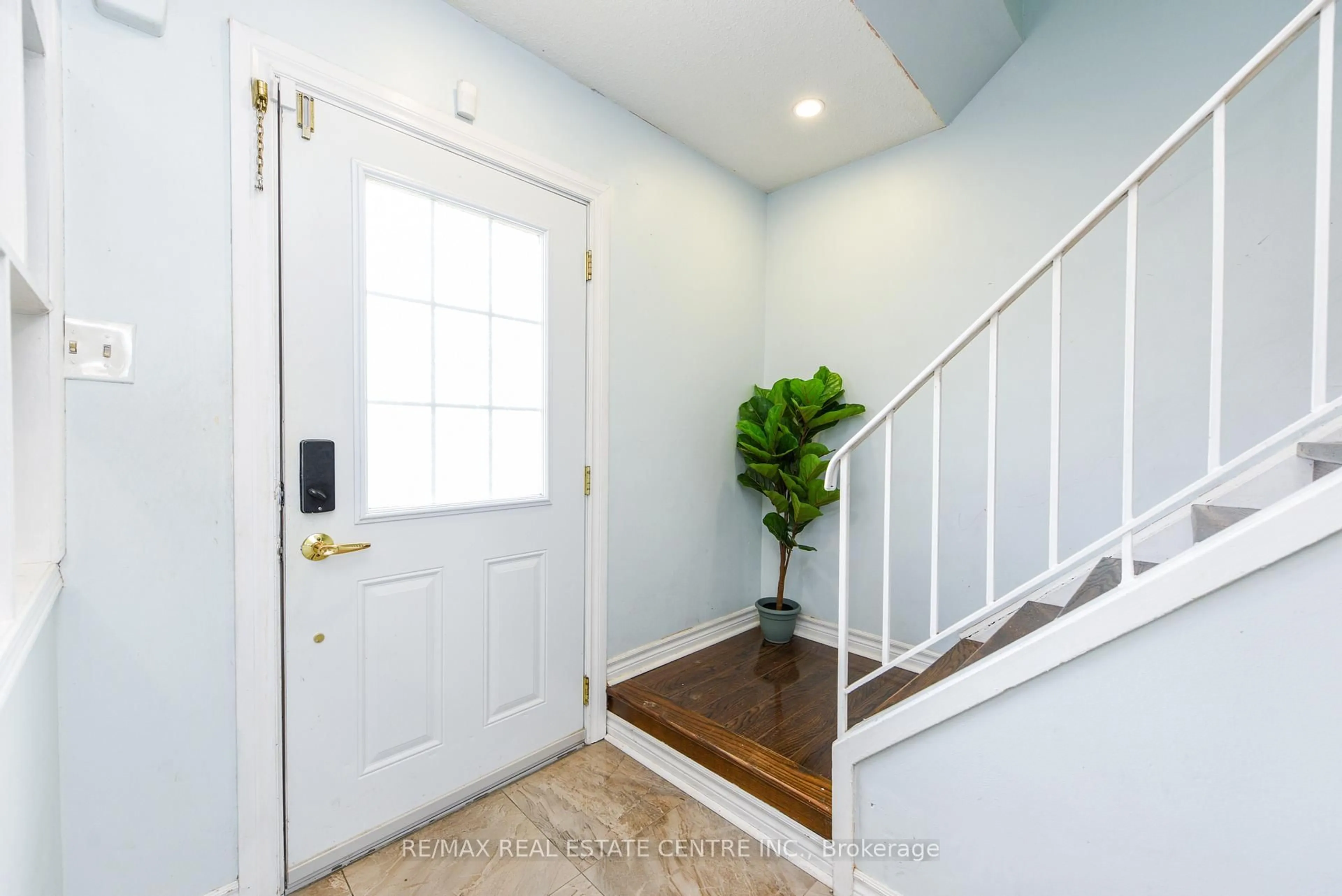 Indoor entryway for 105 Hansen Rd #81, Brampton Ontario L6V 3C9