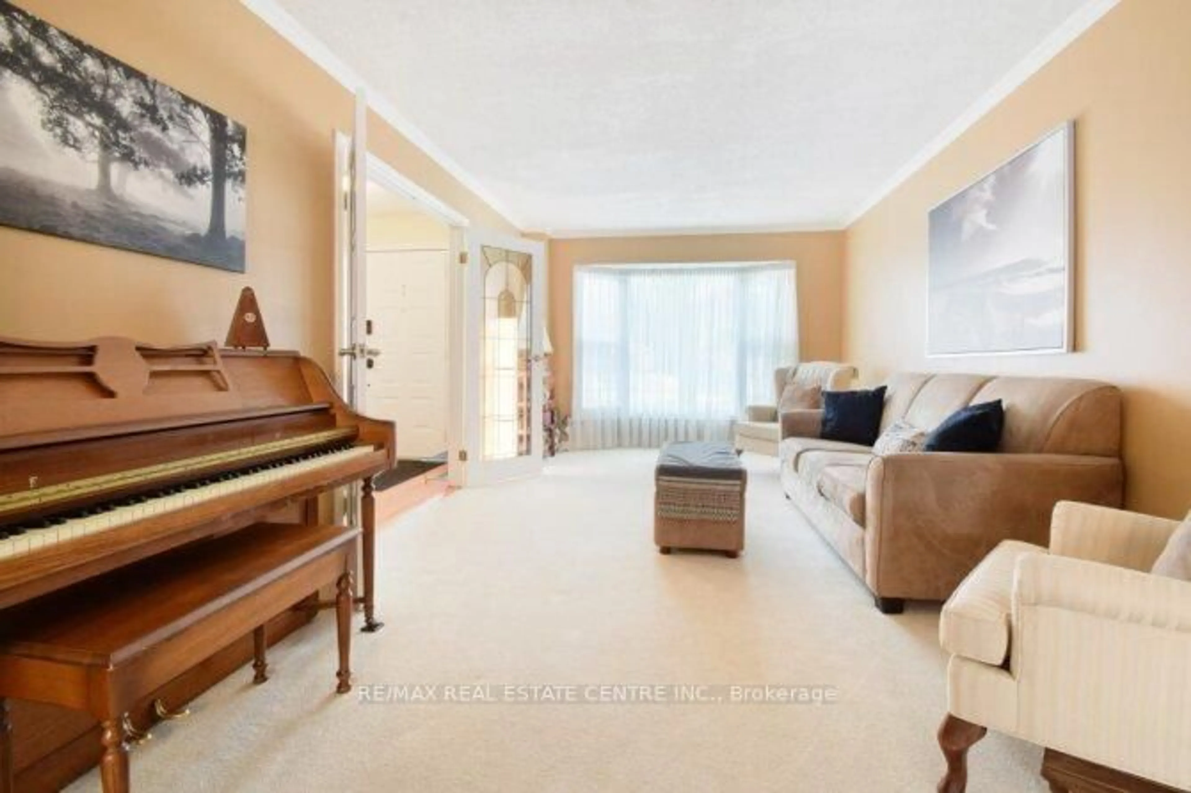 Living room with furniture, unknown for 3018 Kilbride Crt, Mississauga Ontario L5N 3C5