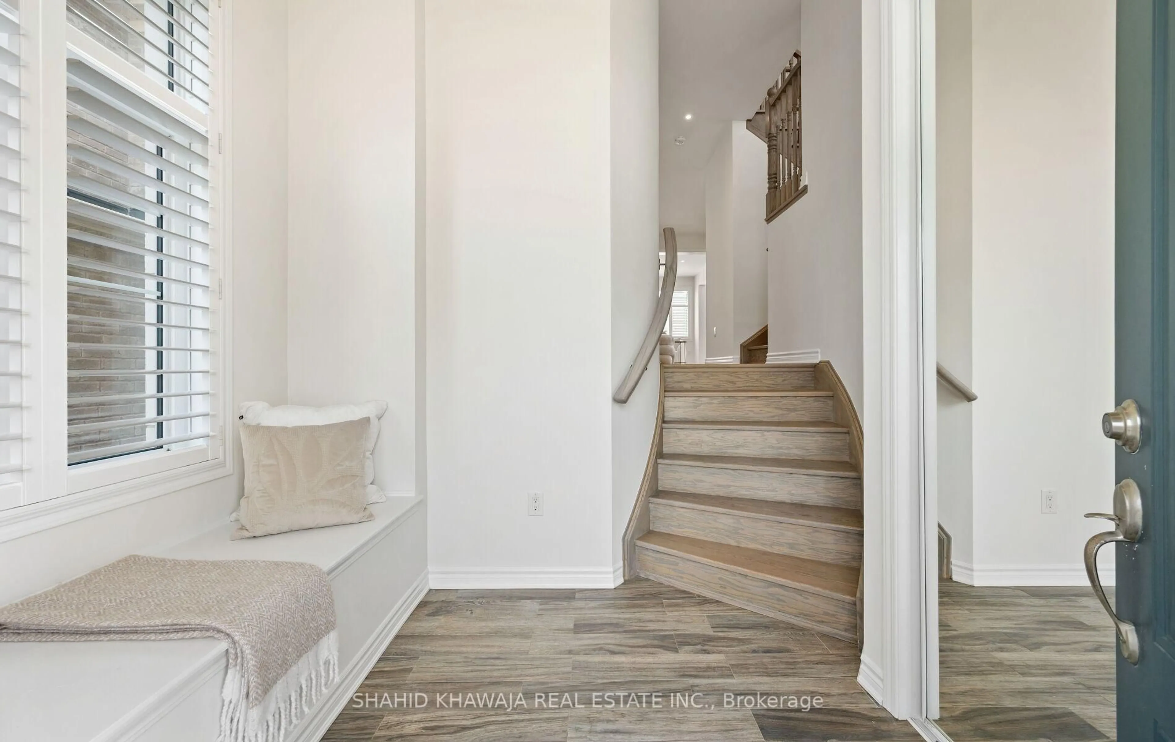 Indoor entryway for 1304 Basswood Cres, Milton Ontario L9E 1M4