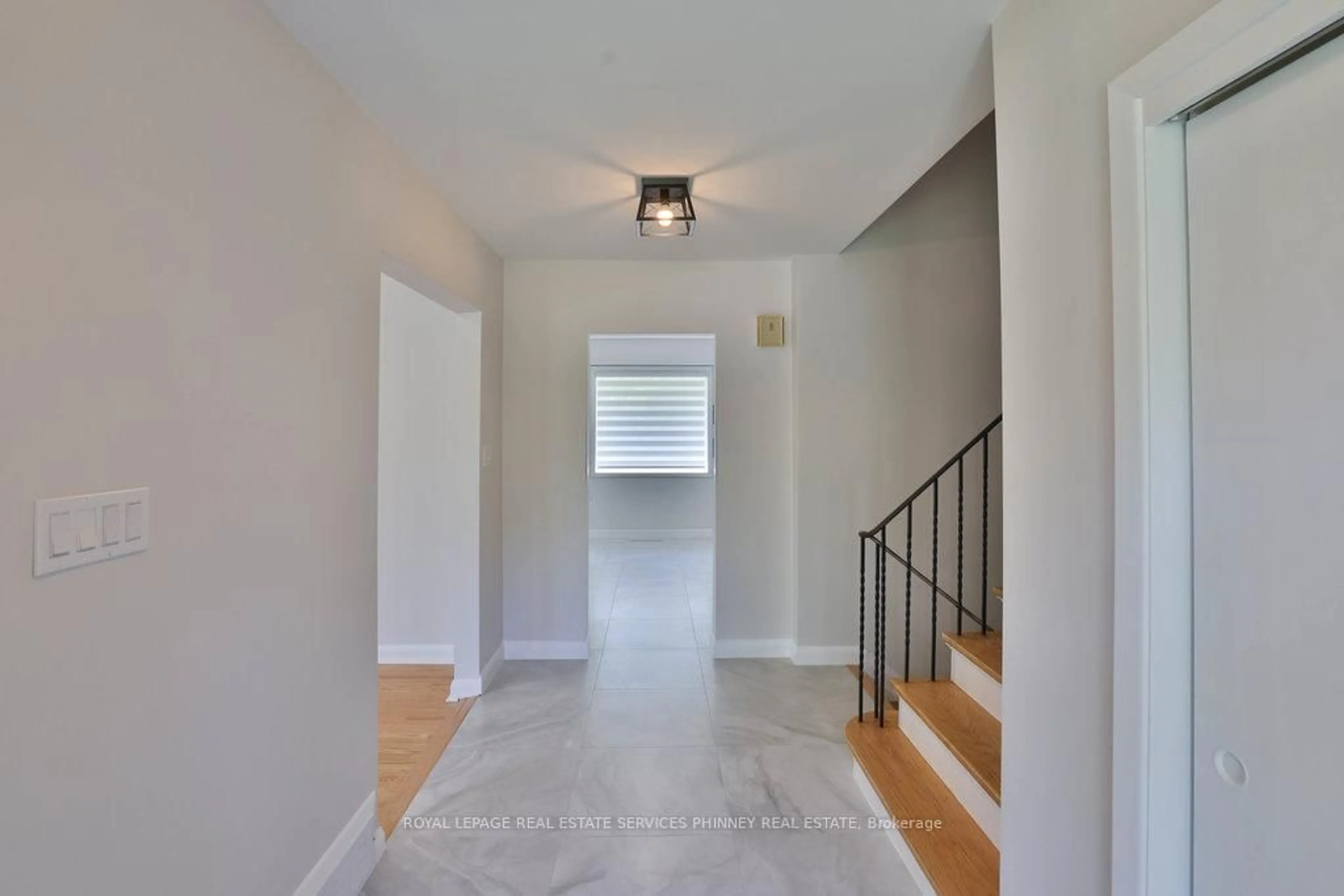 Indoor entryway for 168 Breezy Pines Dr, Mississauga Ontario L5B 1B4