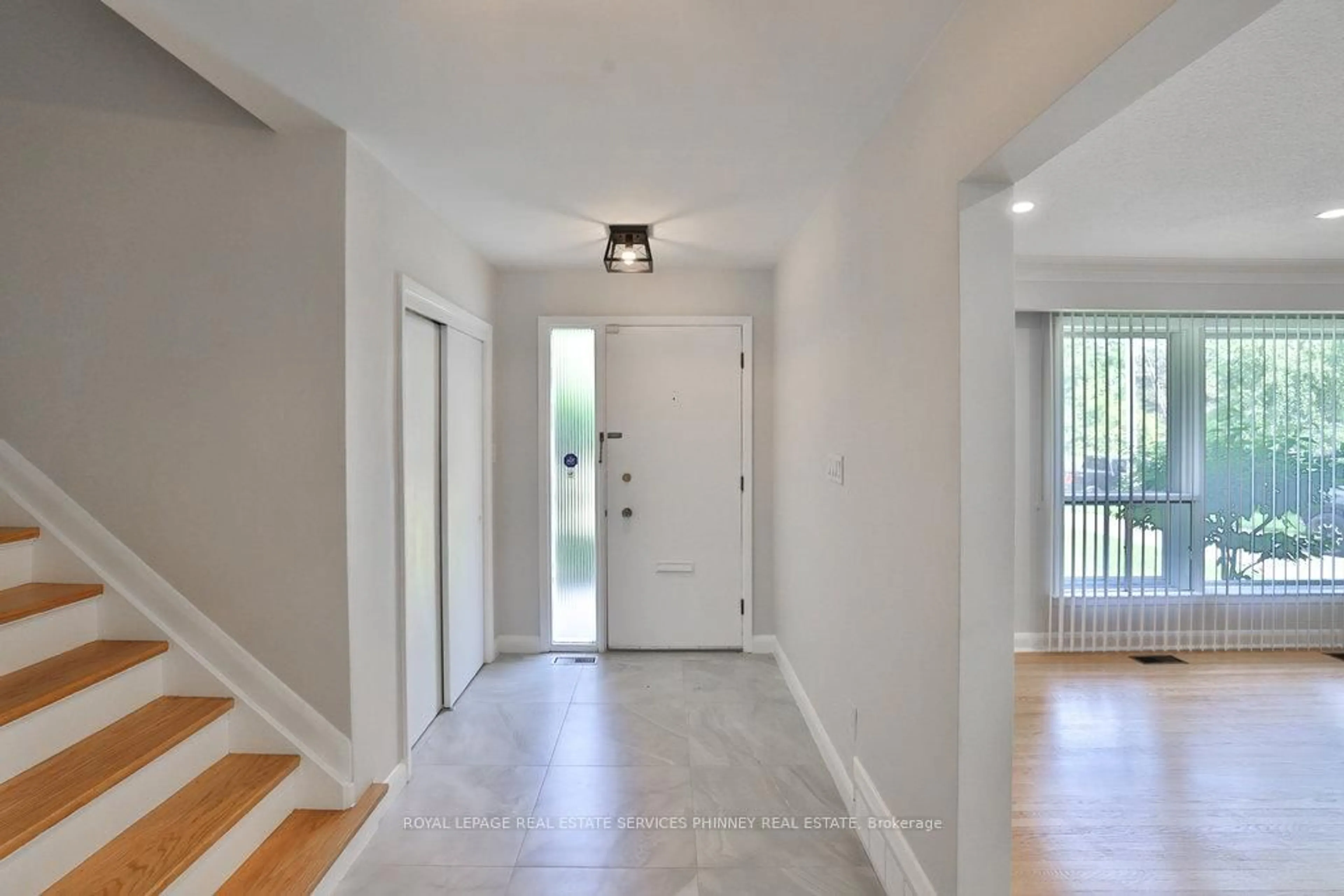 Indoor entryway for 168 Breezy Pines Dr, Mississauga Ontario L5B 1B4