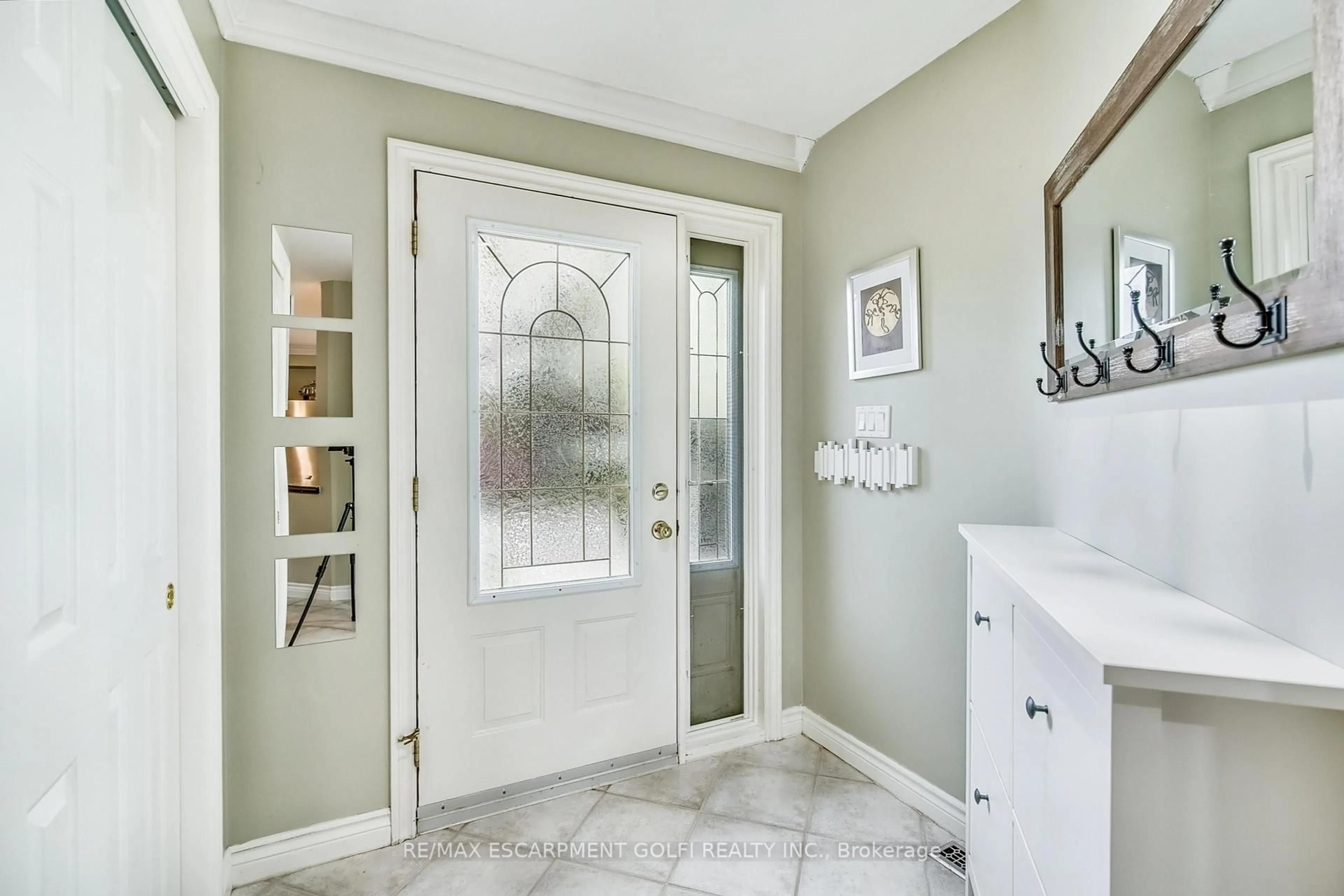 Indoor entryway for 1310 Sycamore Dr, Burlington Ontario L7M 1H2