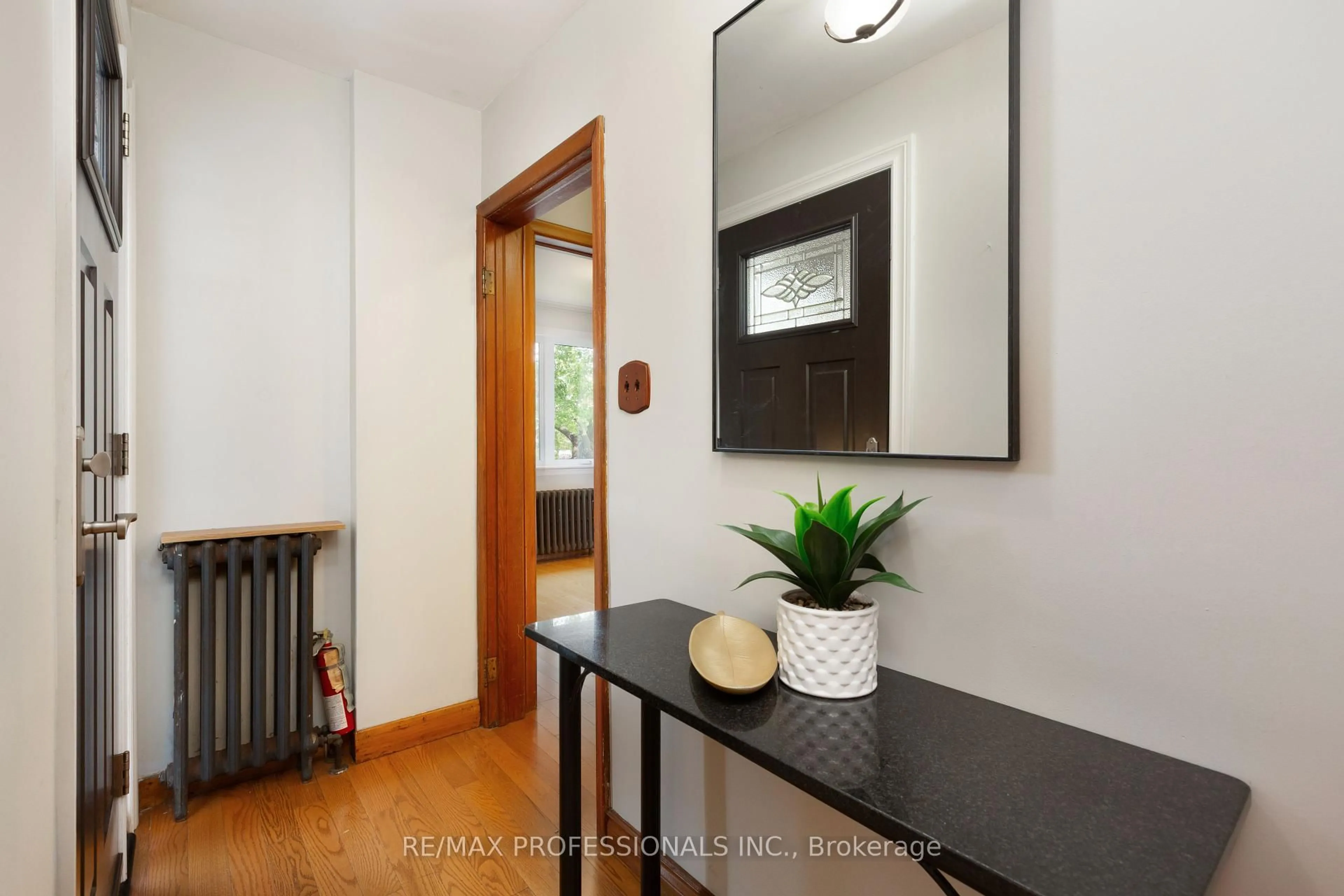 Indoor entryway for 12 Mcintosh Ave, Toronto Ontario M8Y 3C9