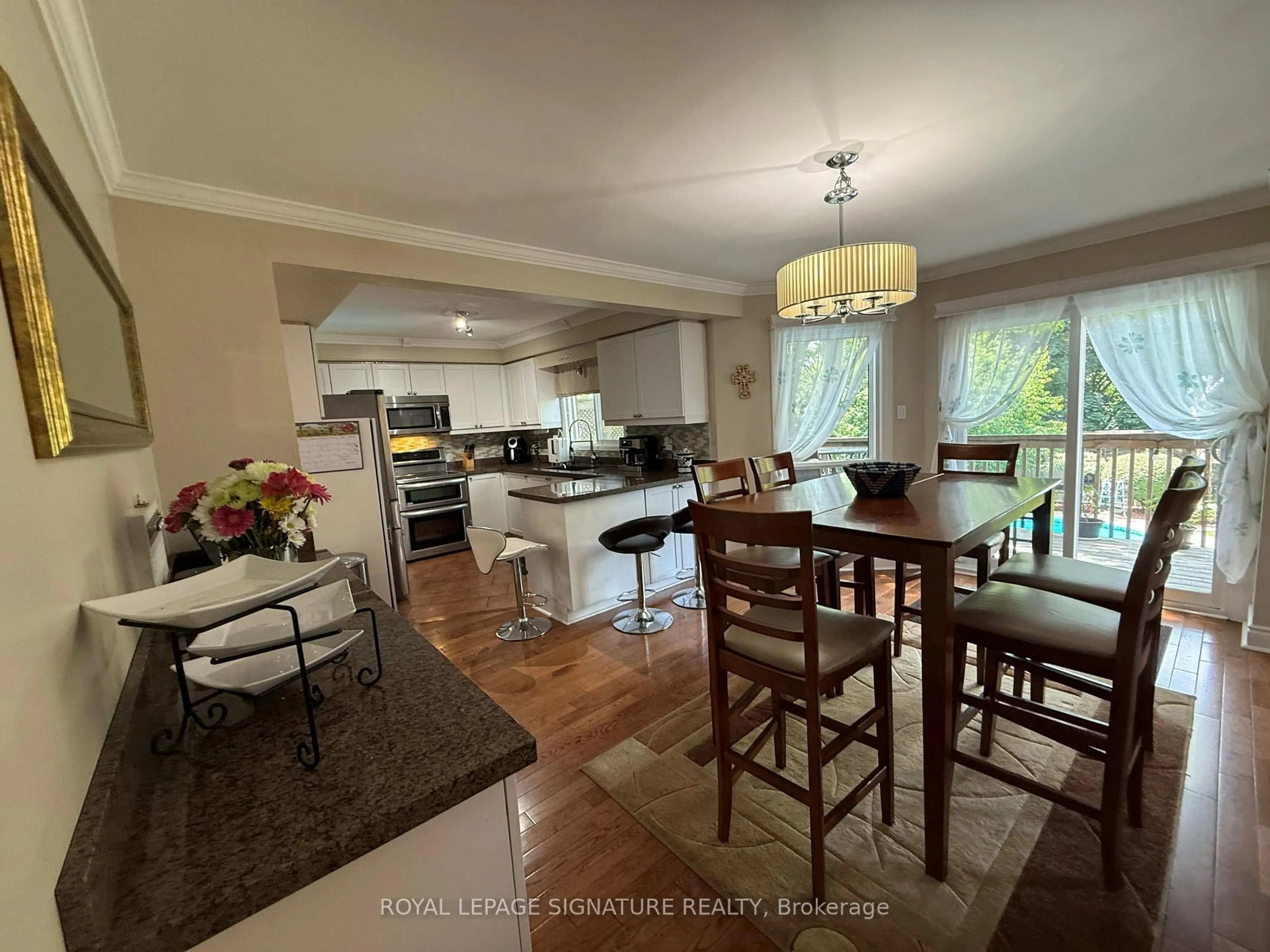 Open concept kitchen, wood/laminate floor for 4470 Idlewilde Cres, Mississauga Ontario L5M 4E7