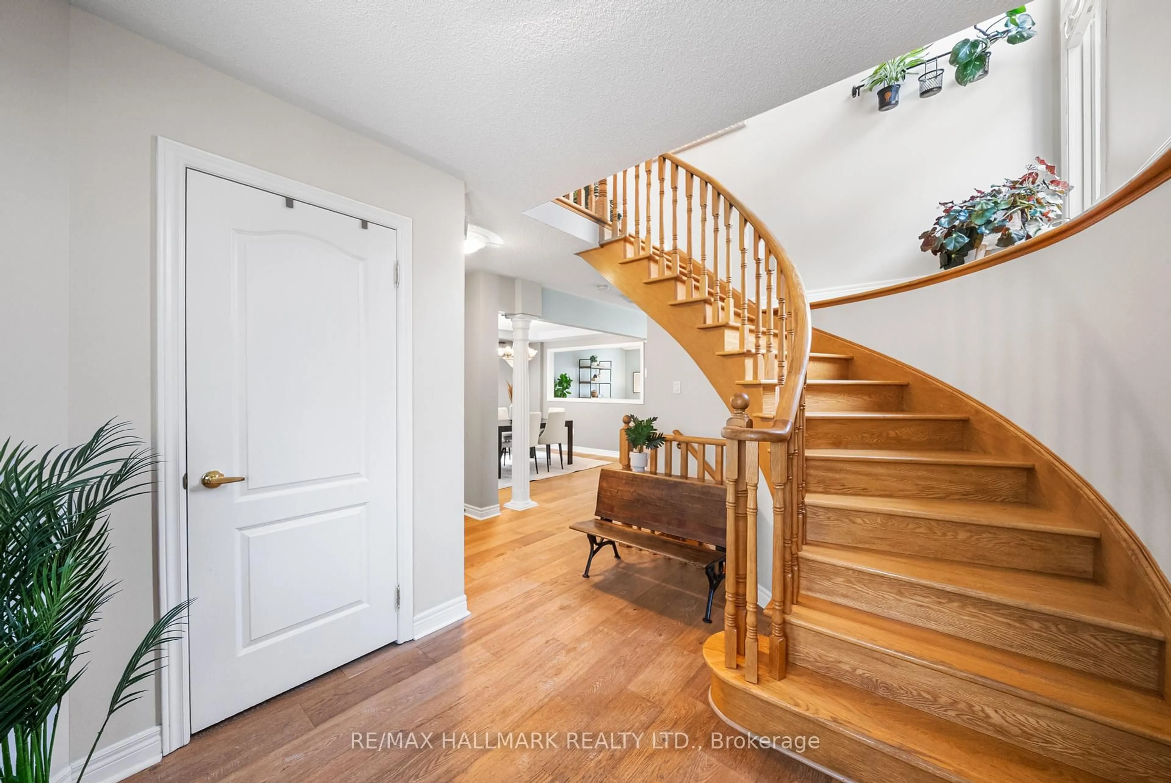 Indoor entryway for 45 Terrastone Crt, Caledon Ontario L7E 2G7