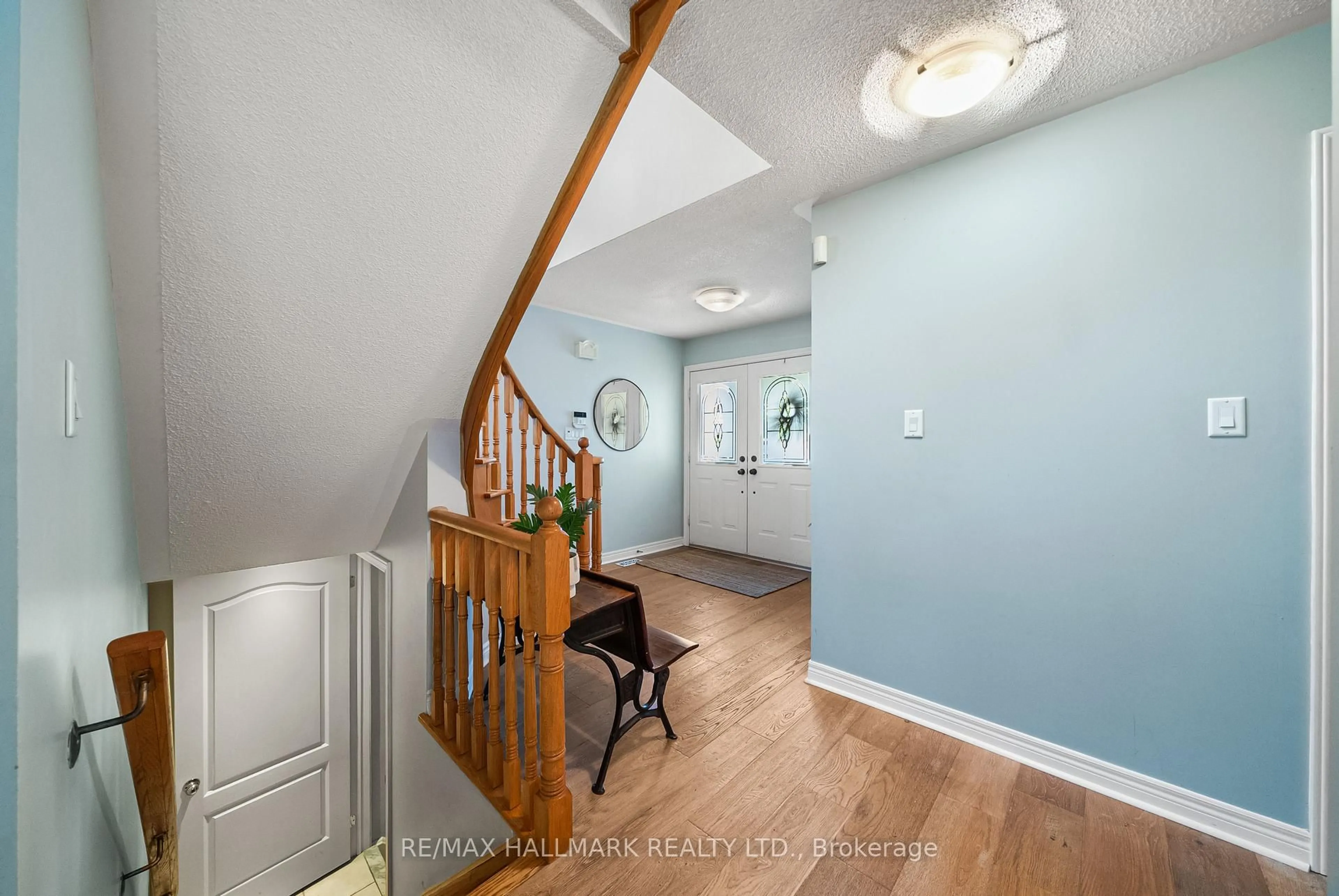 Indoor entryway for 45 Terrastone Crt, Caledon Ontario L7E 2G7