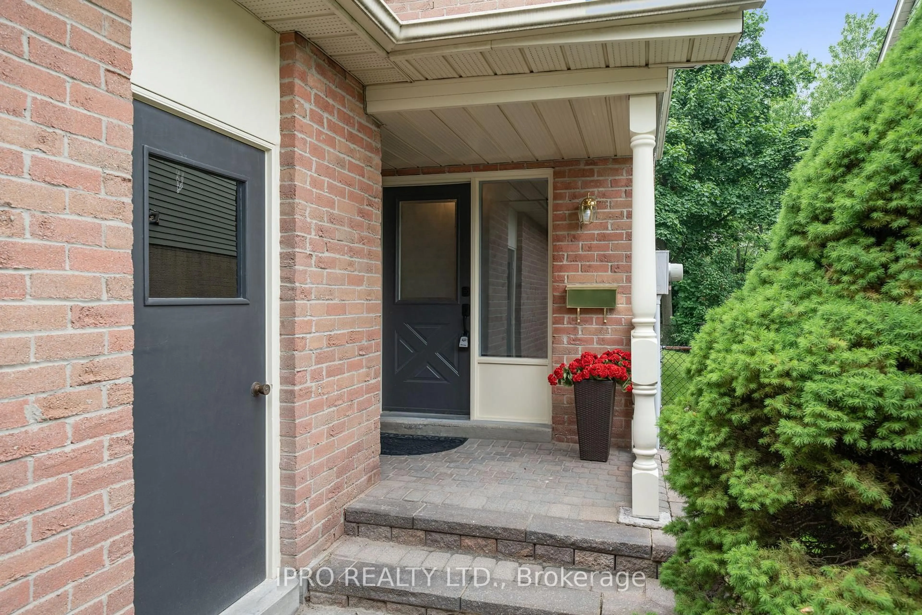 Indoor entryway for 6217 Fullerton Cres, Mississauga Ontario L5N 3A3