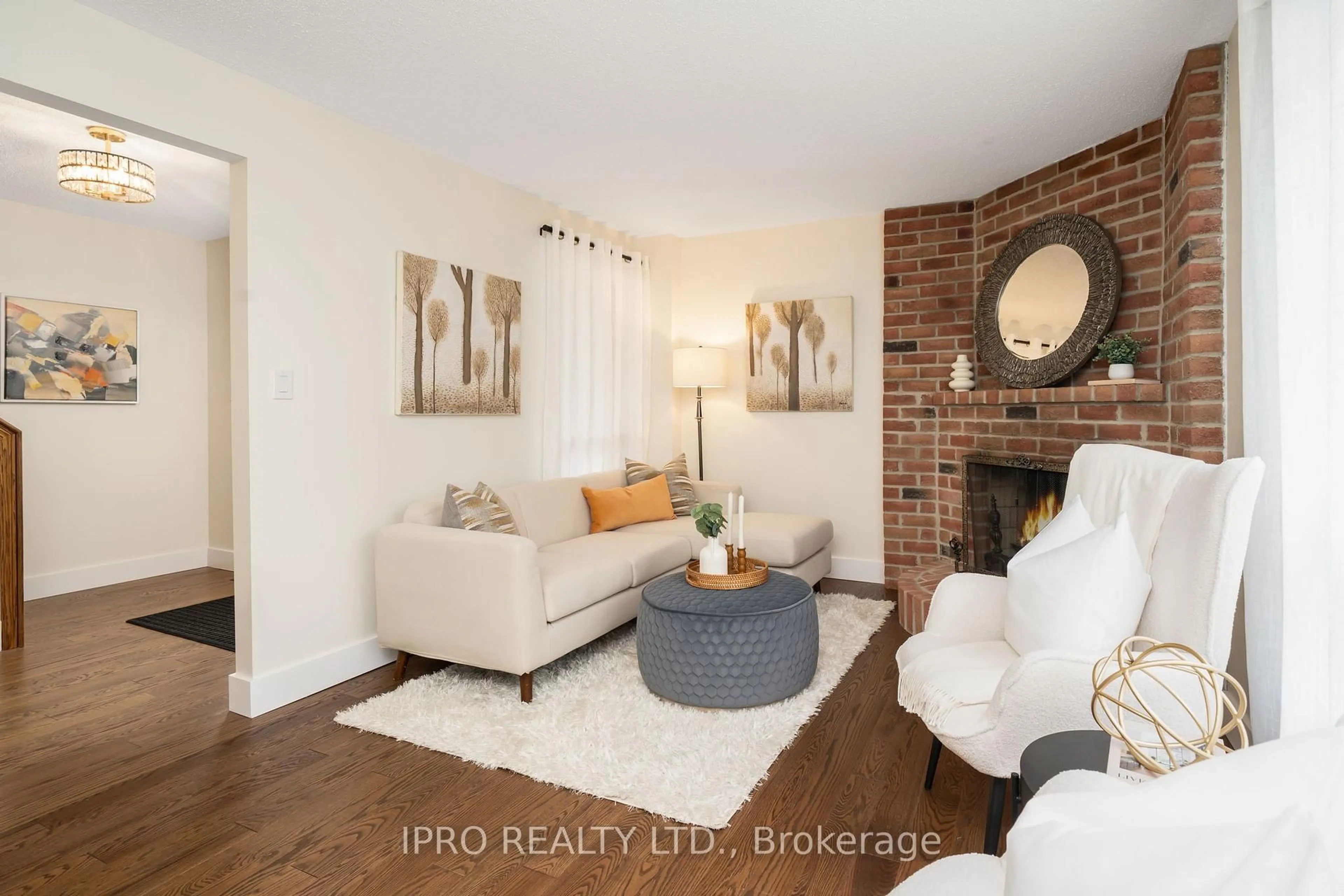 Living room with furniture, unknown for 6217 Fullerton Cres, Mississauga Ontario L5N 3A3