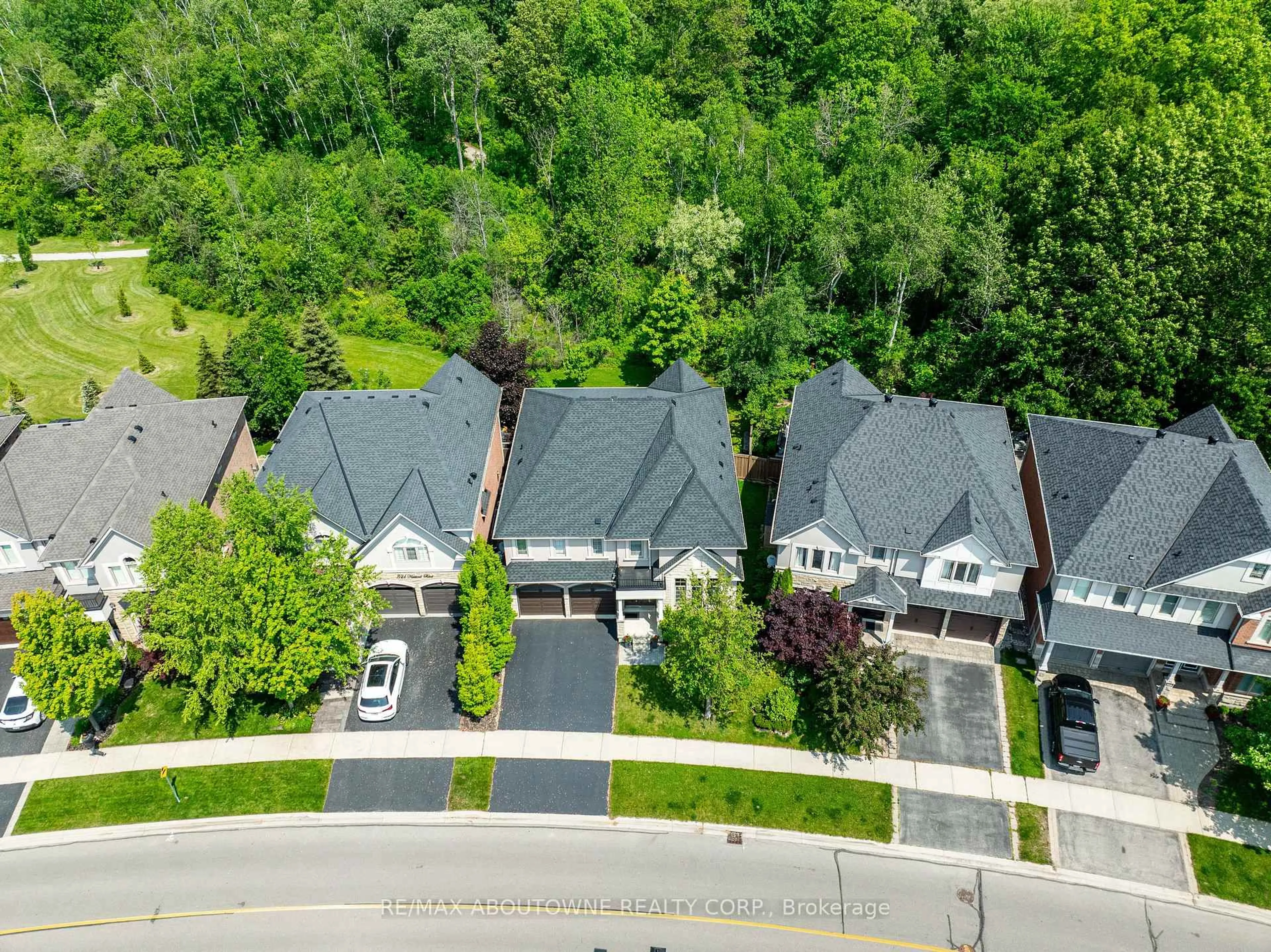 A pic from outside/outdoor area/front of a property/back of a property/a pic from drone, street for 317 Nautical Blvd, Oakville Ontario L6L 0C1