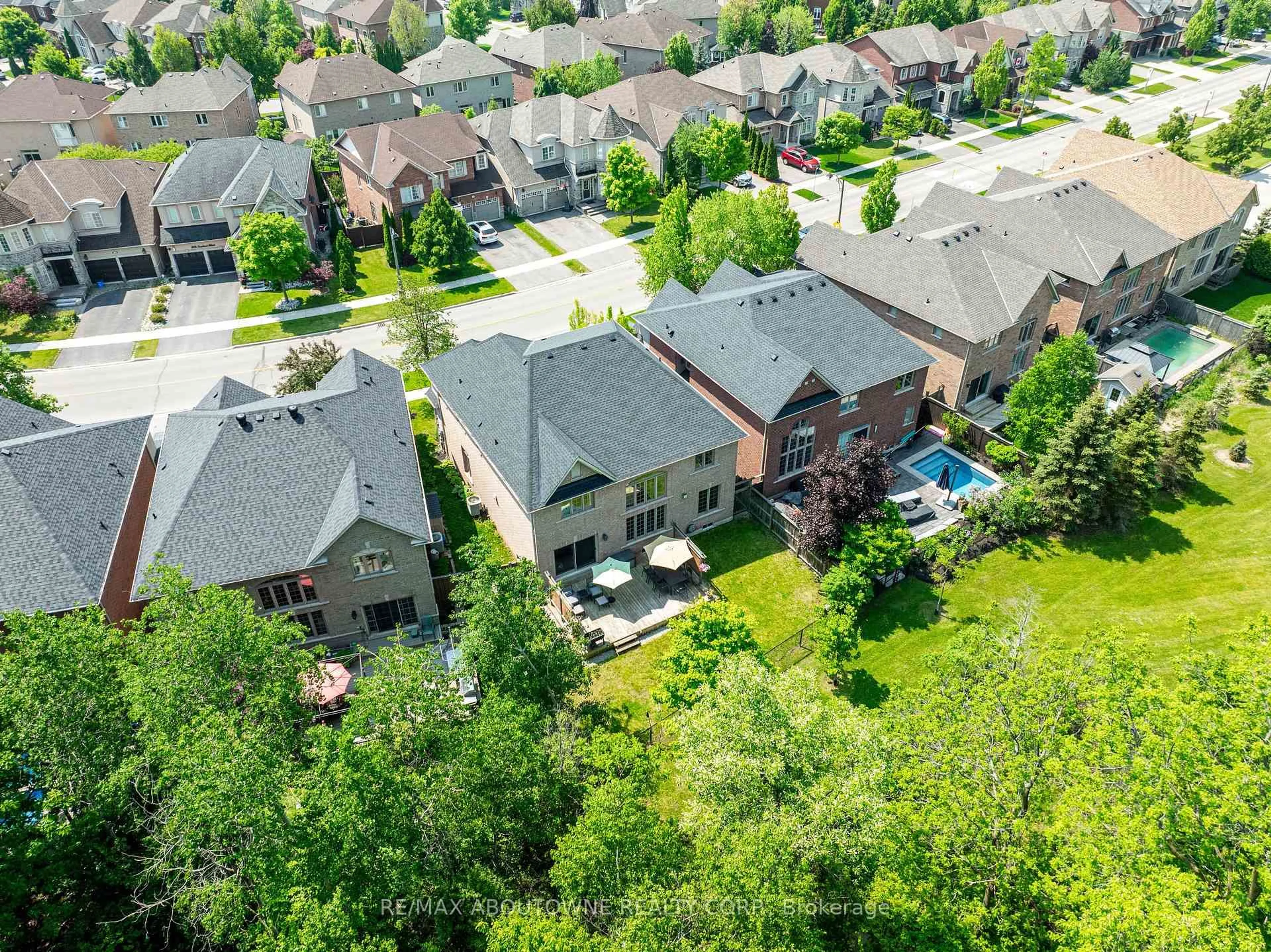 A pic from outside/outdoor area/front of a property/back of a property/a pic from drone, unknown for 317 Nautical Blvd, Oakville Ontario L6L 0C1