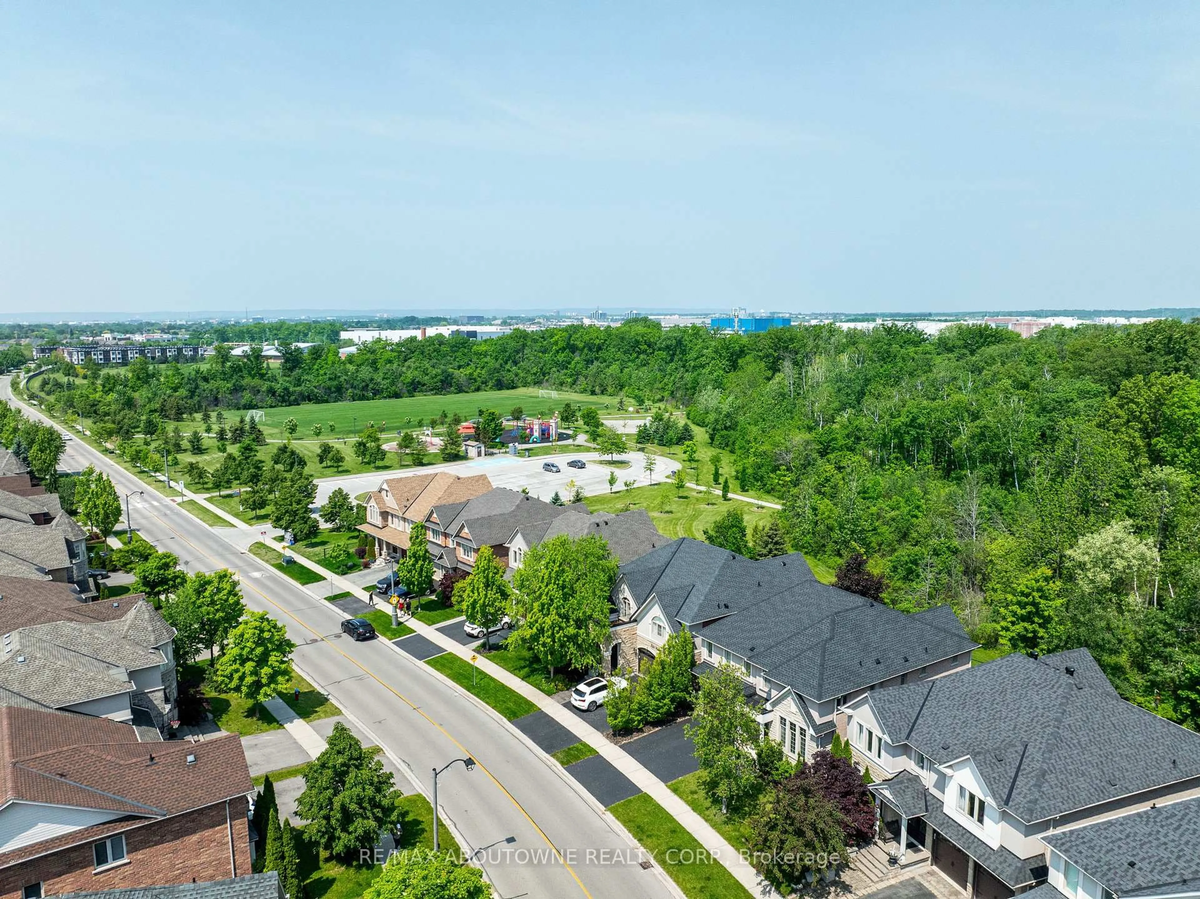 A pic from outside/outdoor area/front of a property/back of a property/a pic from drone, unknown for 317 Nautical Blvd, Oakville Ontario L6L 0C1