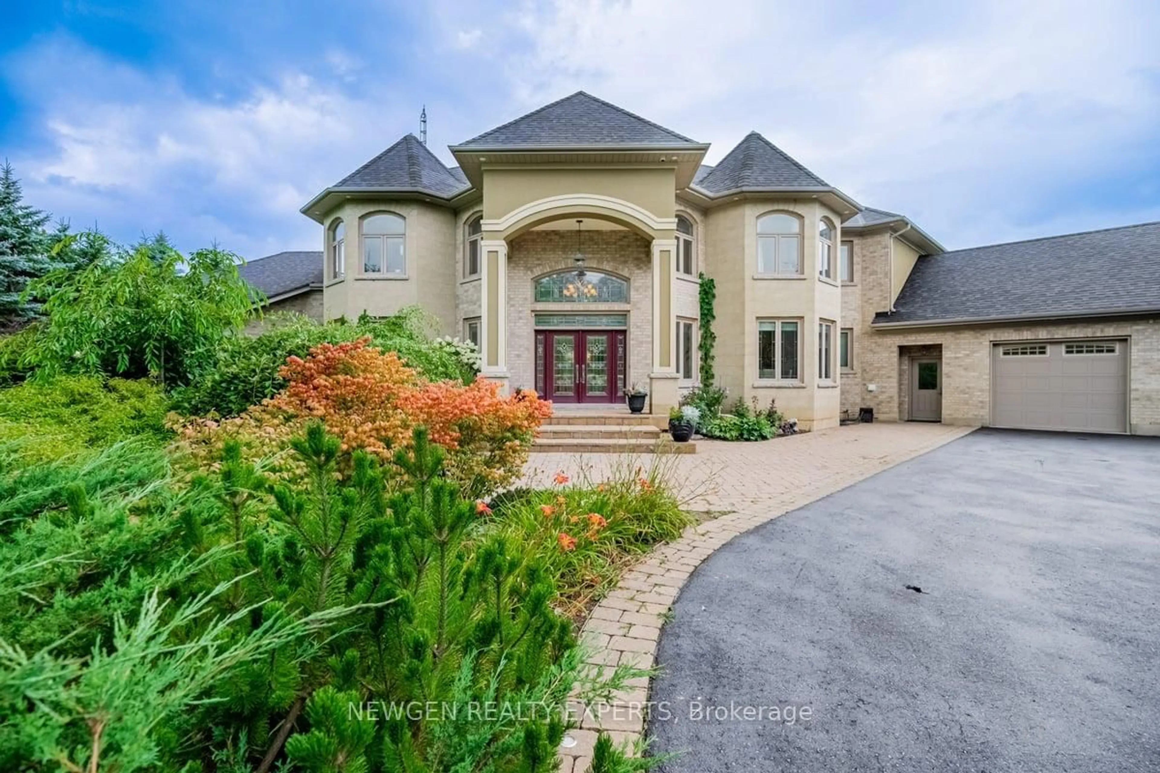 Home with brick exterior material, unknown for 15 Abbitt Cres, Halton Hills Ontario L7G 4S4