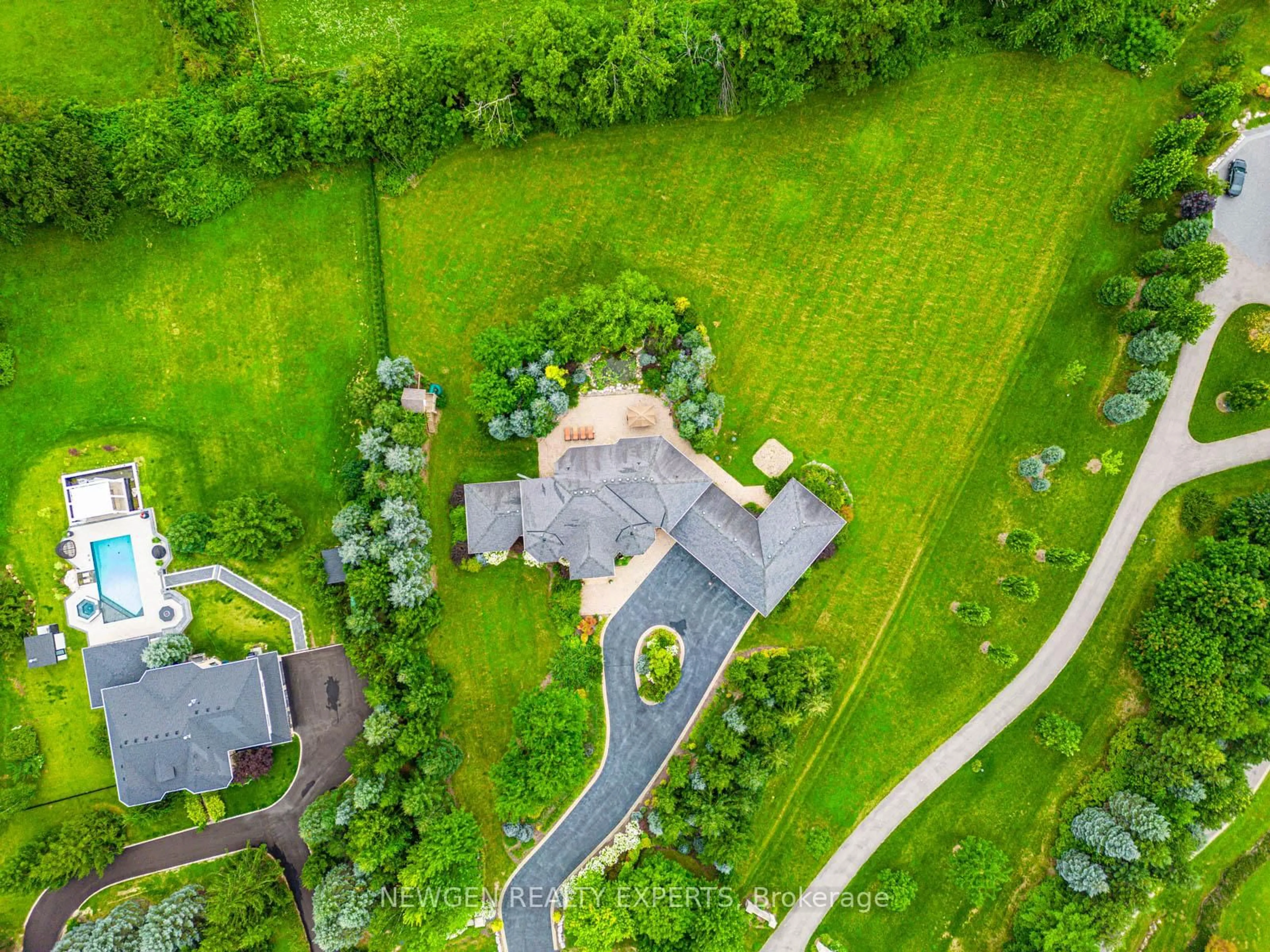 A pic from outside/outdoor area/front of a property/back of a property/a pic from drone, street for 15 Abbitt Cres, Halton Hills Ontario L7G 4S4